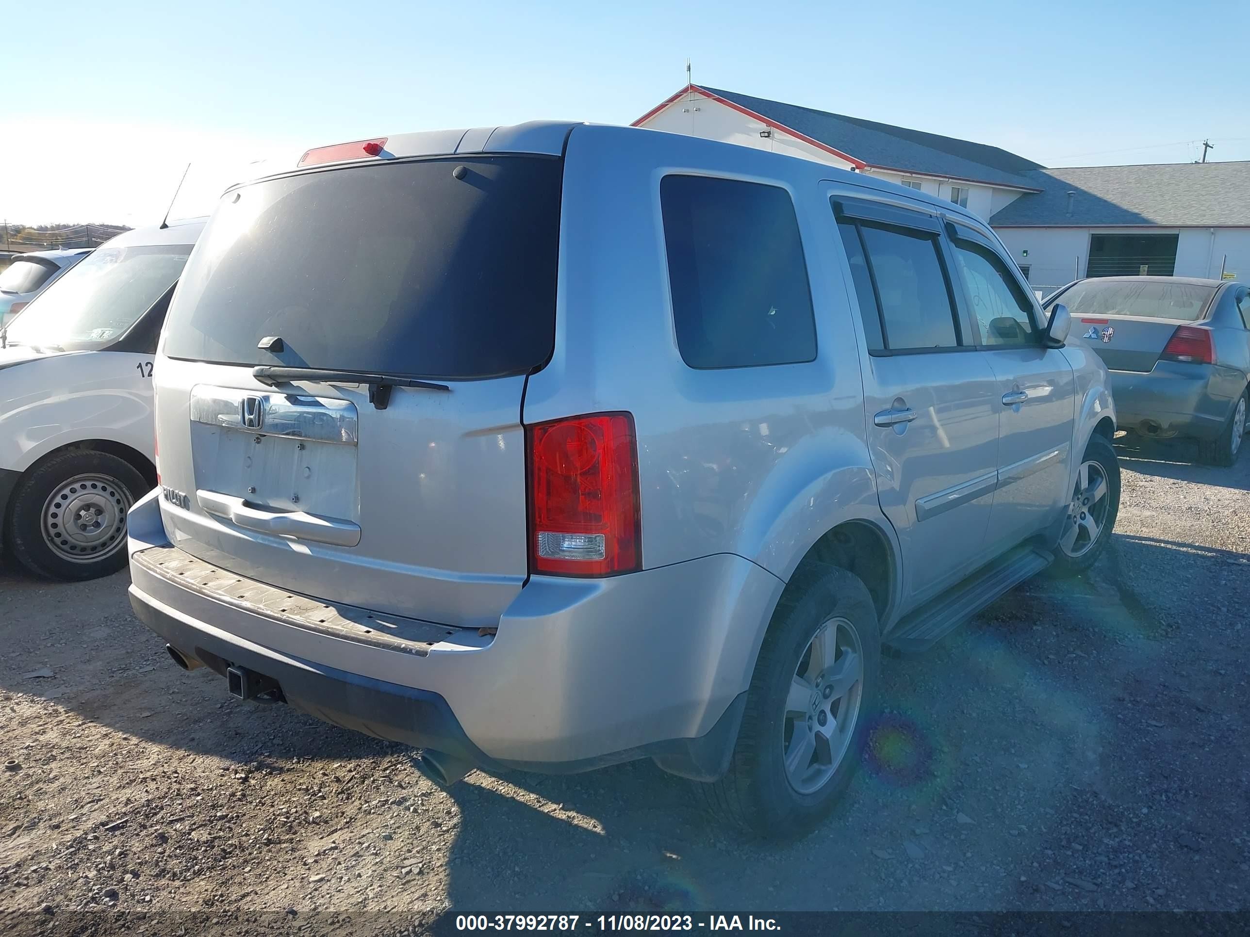 Photo 3 VIN: 5FNYF38529B015911 - HONDA PILOT 