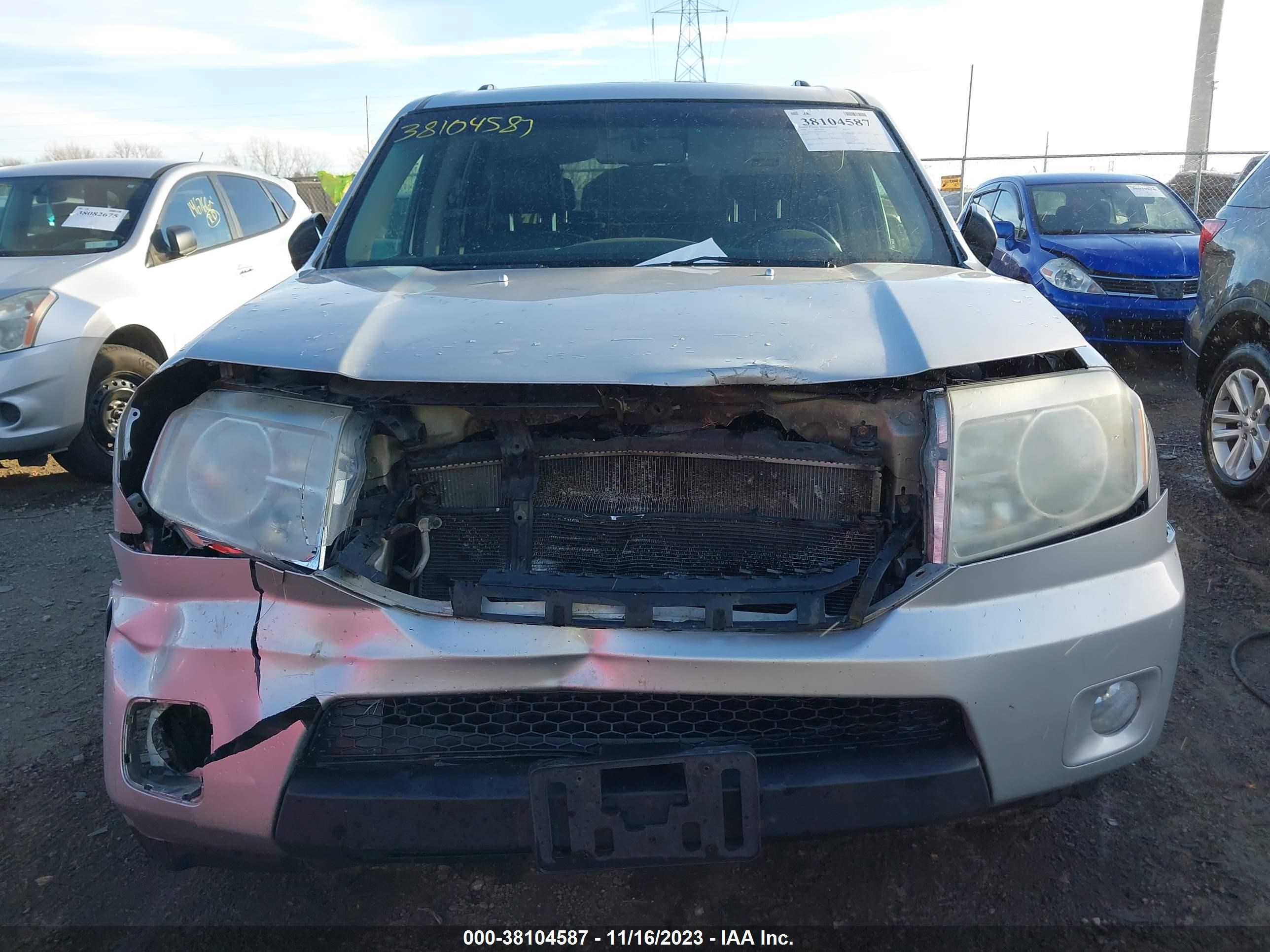 Photo 11 VIN: 5FNYF38659B008749 - HONDA PILOT 