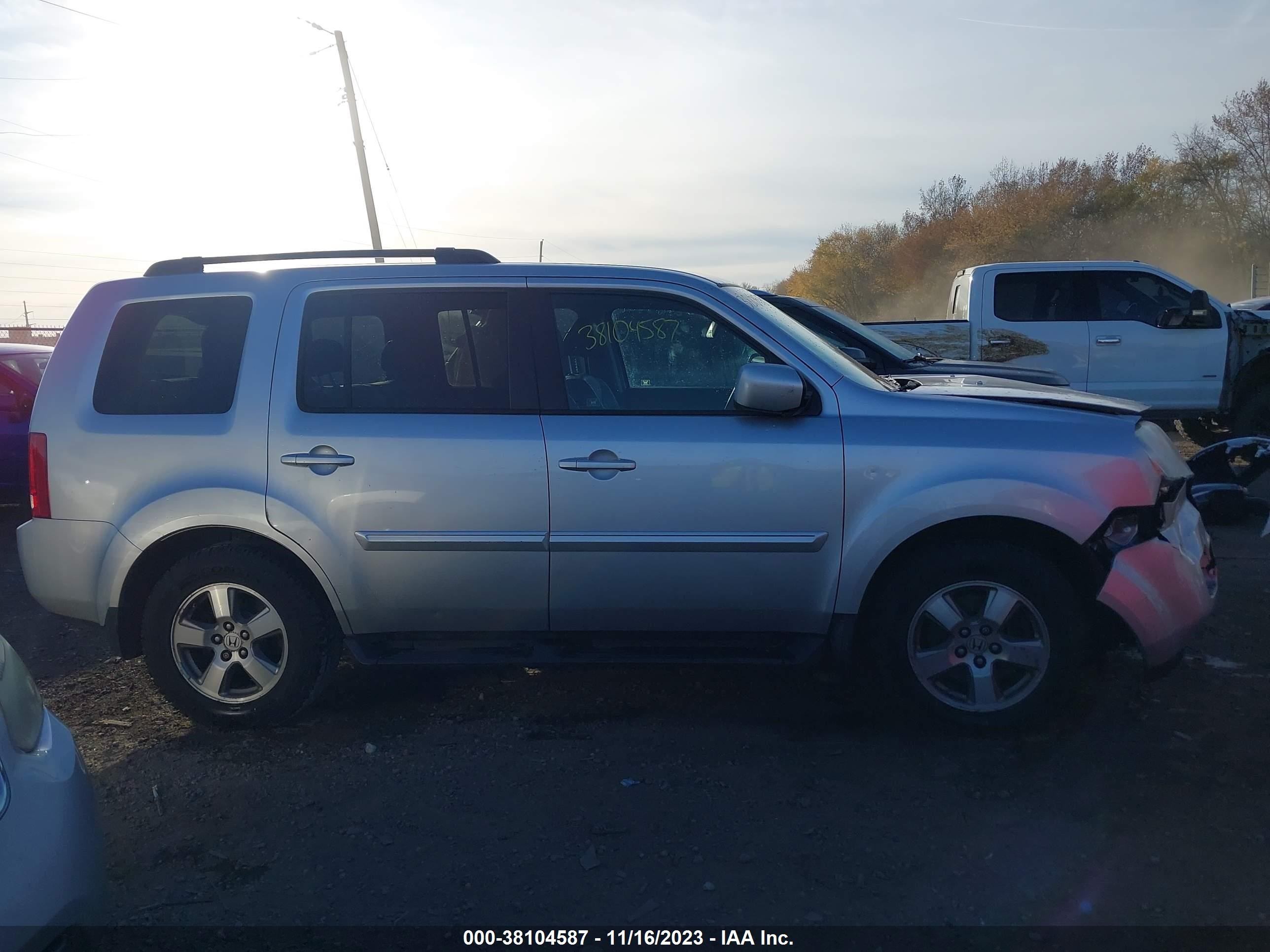 Photo 12 VIN: 5FNYF38659B008749 - HONDA PILOT 