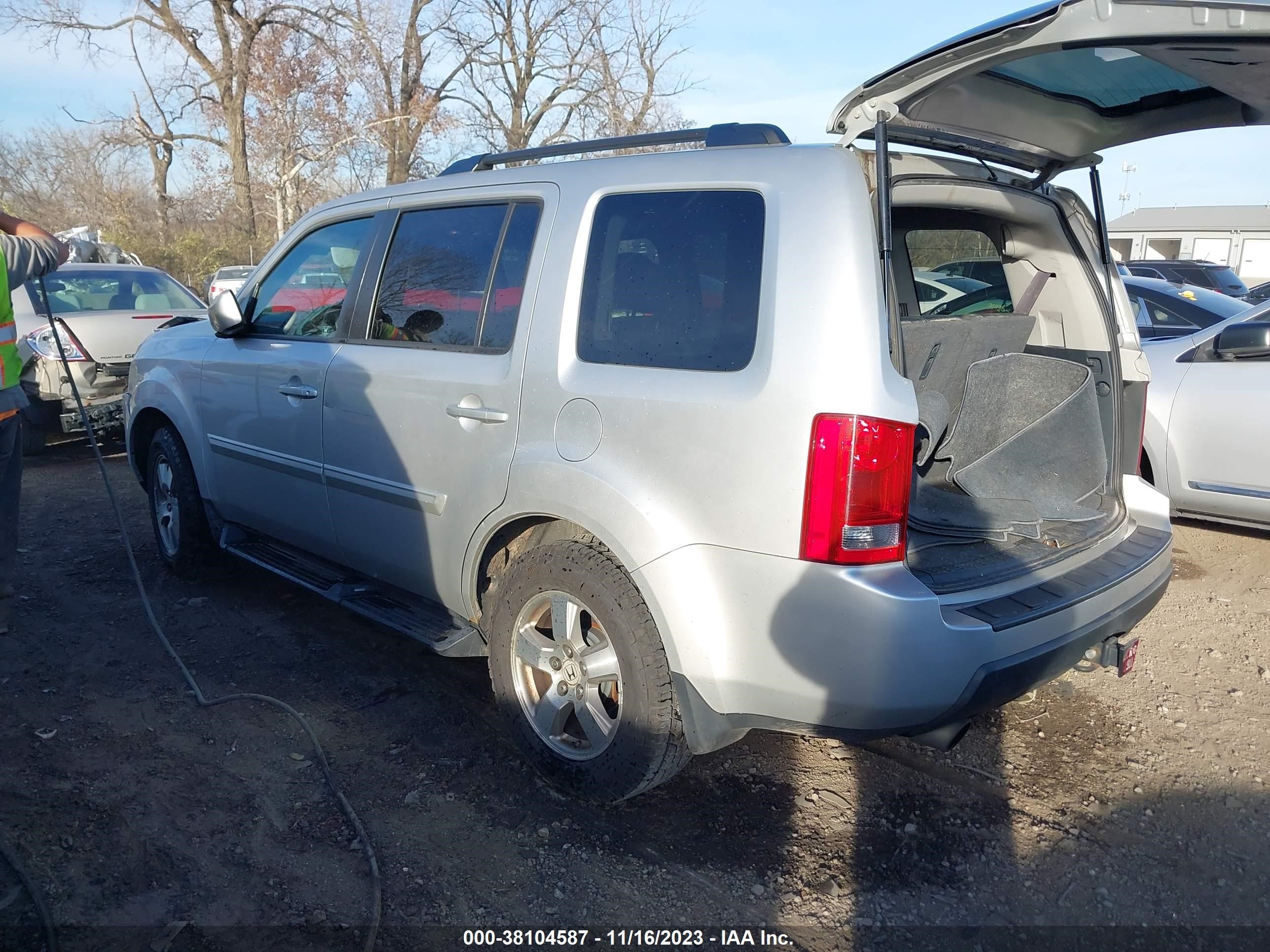 Photo 2 VIN: 5FNYF38659B008749 - HONDA PILOT 