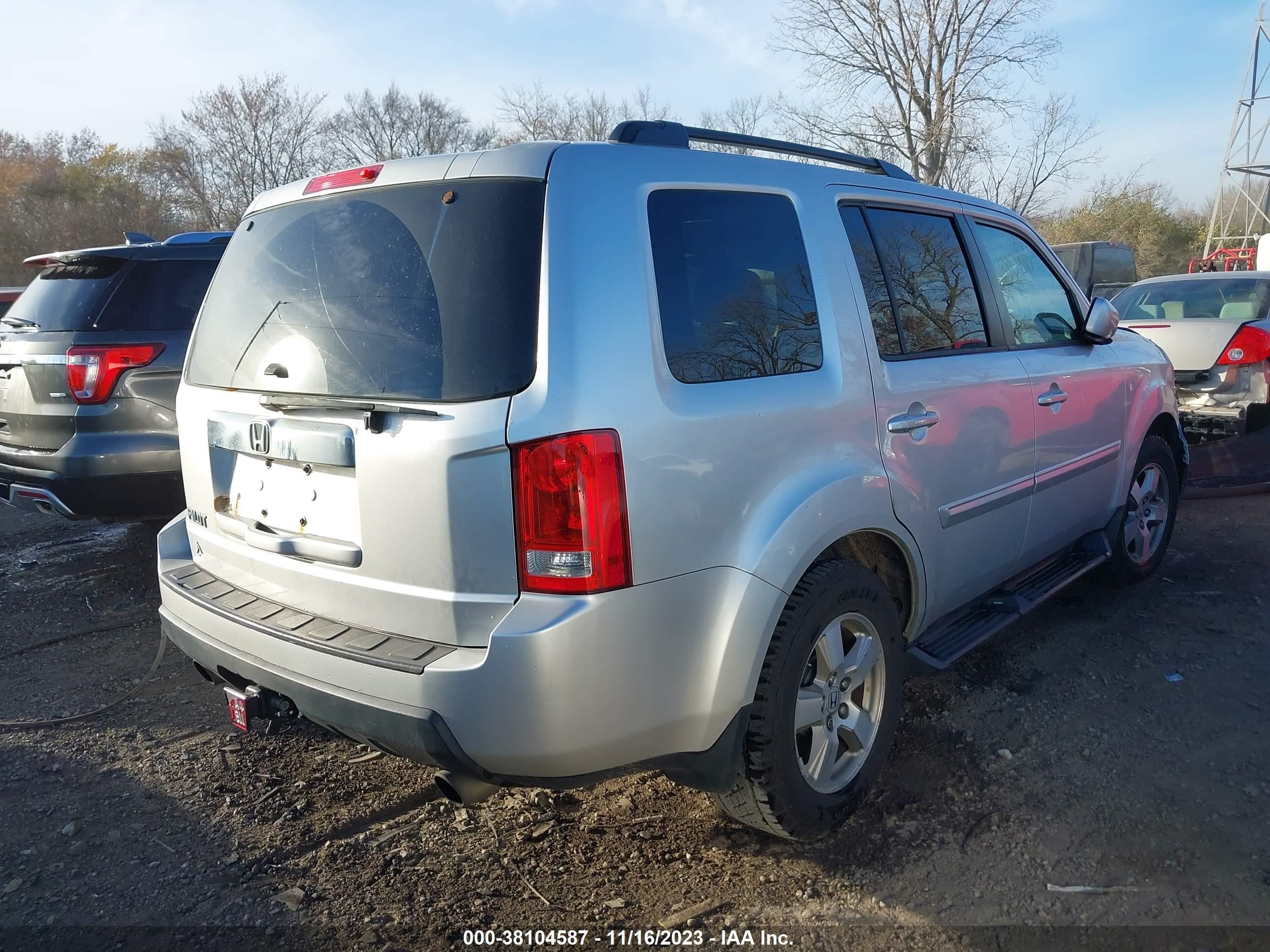 Photo 3 VIN: 5FNYF38659B008749 - HONDA PILOT 