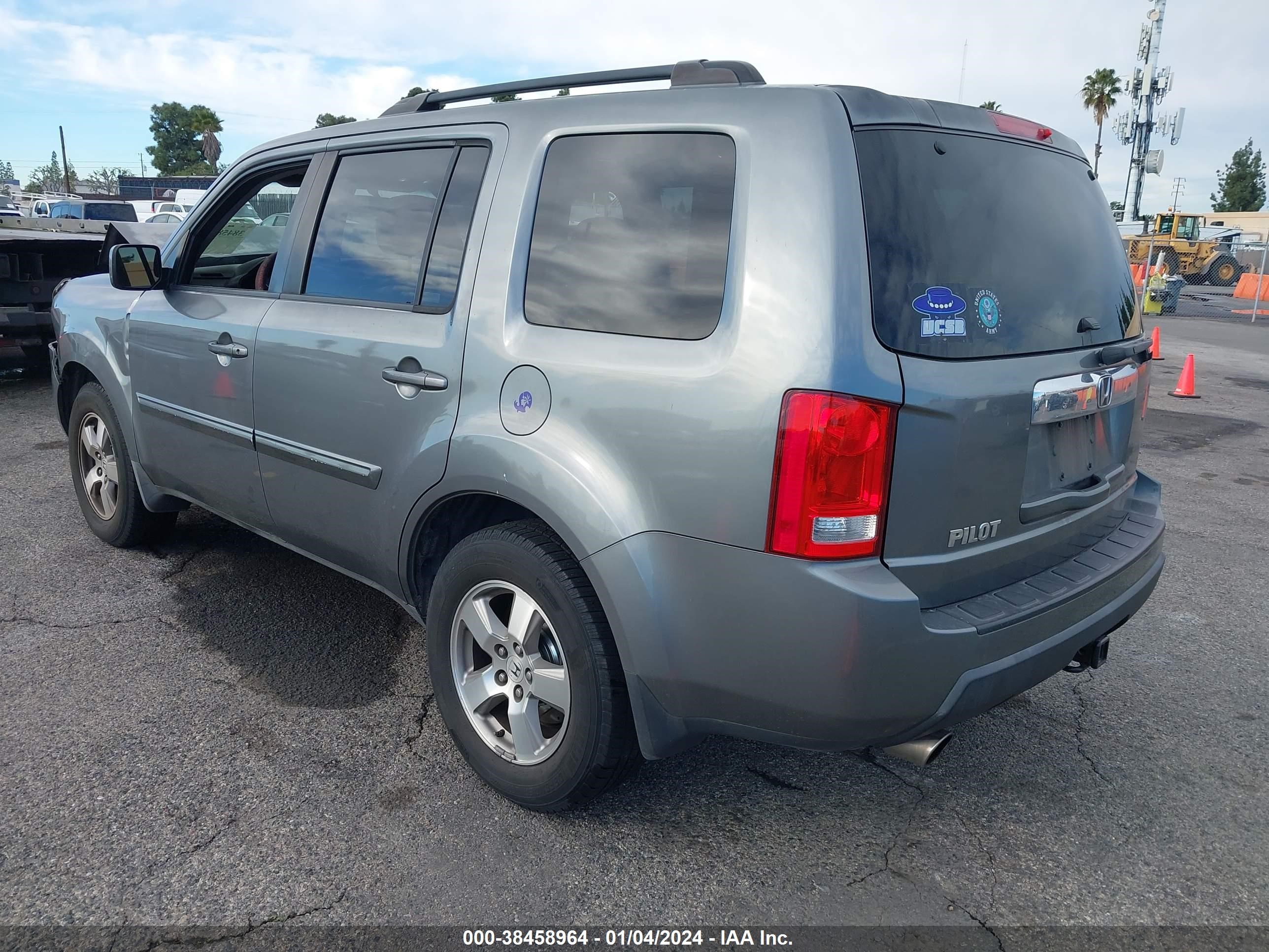 Photo 2 VIN: 5FNYF38679B024113 - HONDA PILOT 