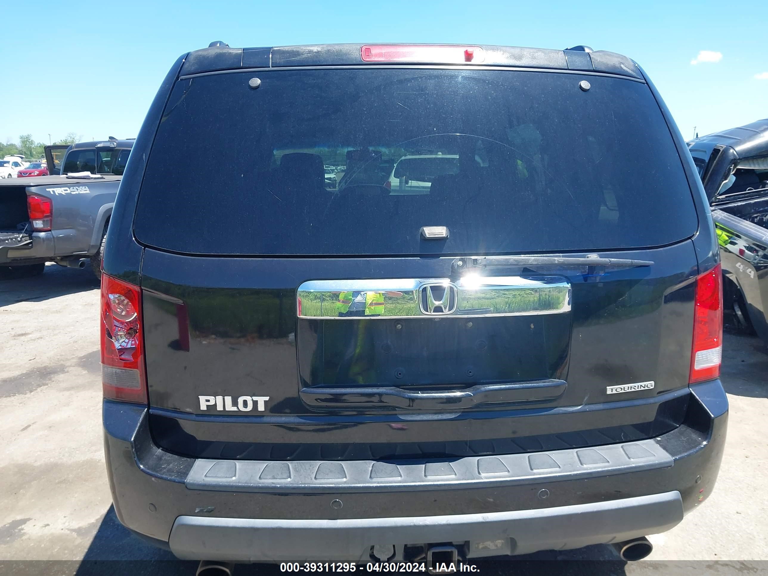 Photo 15 VIN: 5FNYF388X9B027587 - HONDA PILOT 