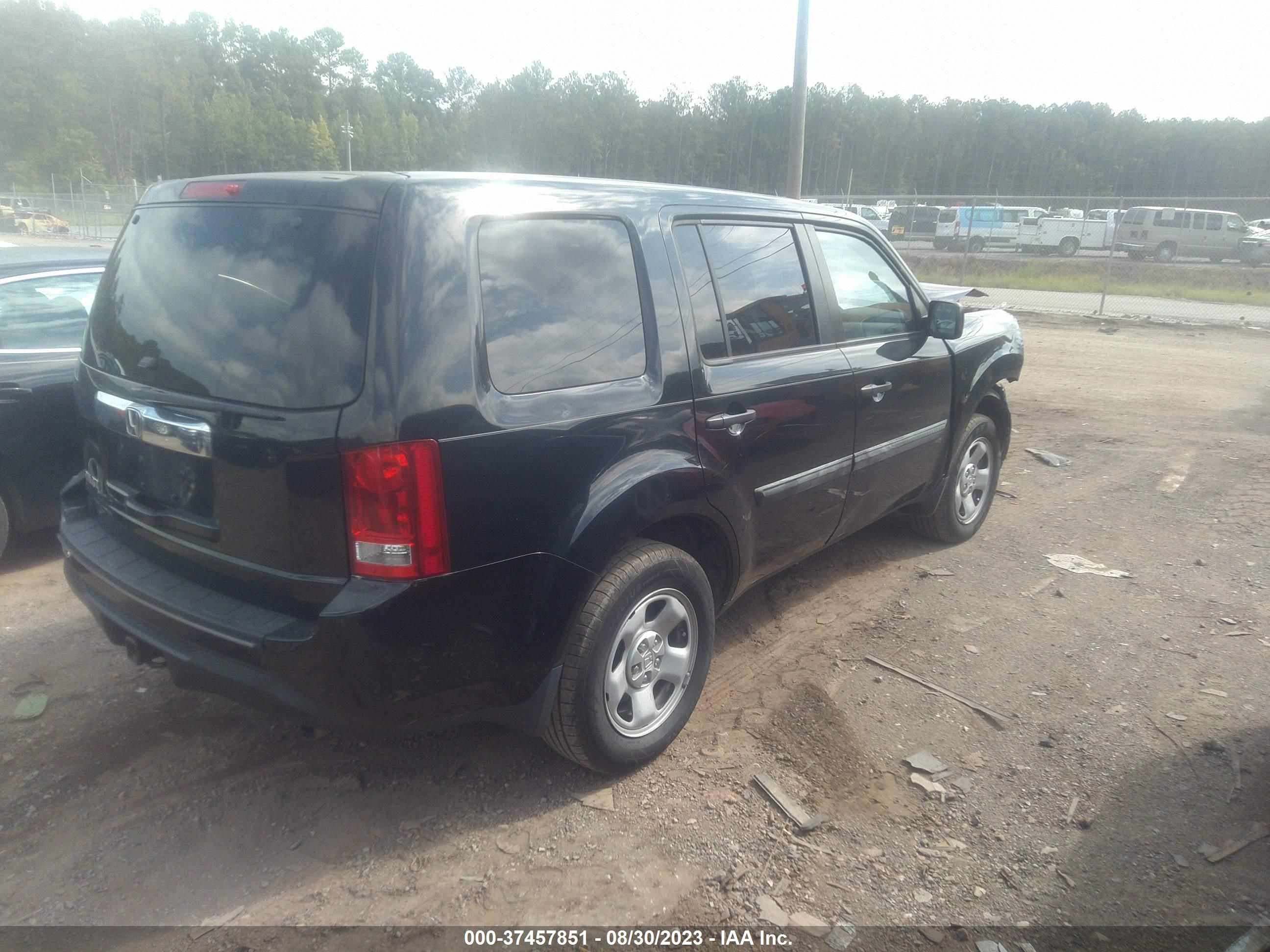 Photo 3 VIN: 5FNYF3H24FB001591 - HONDA PILOT 