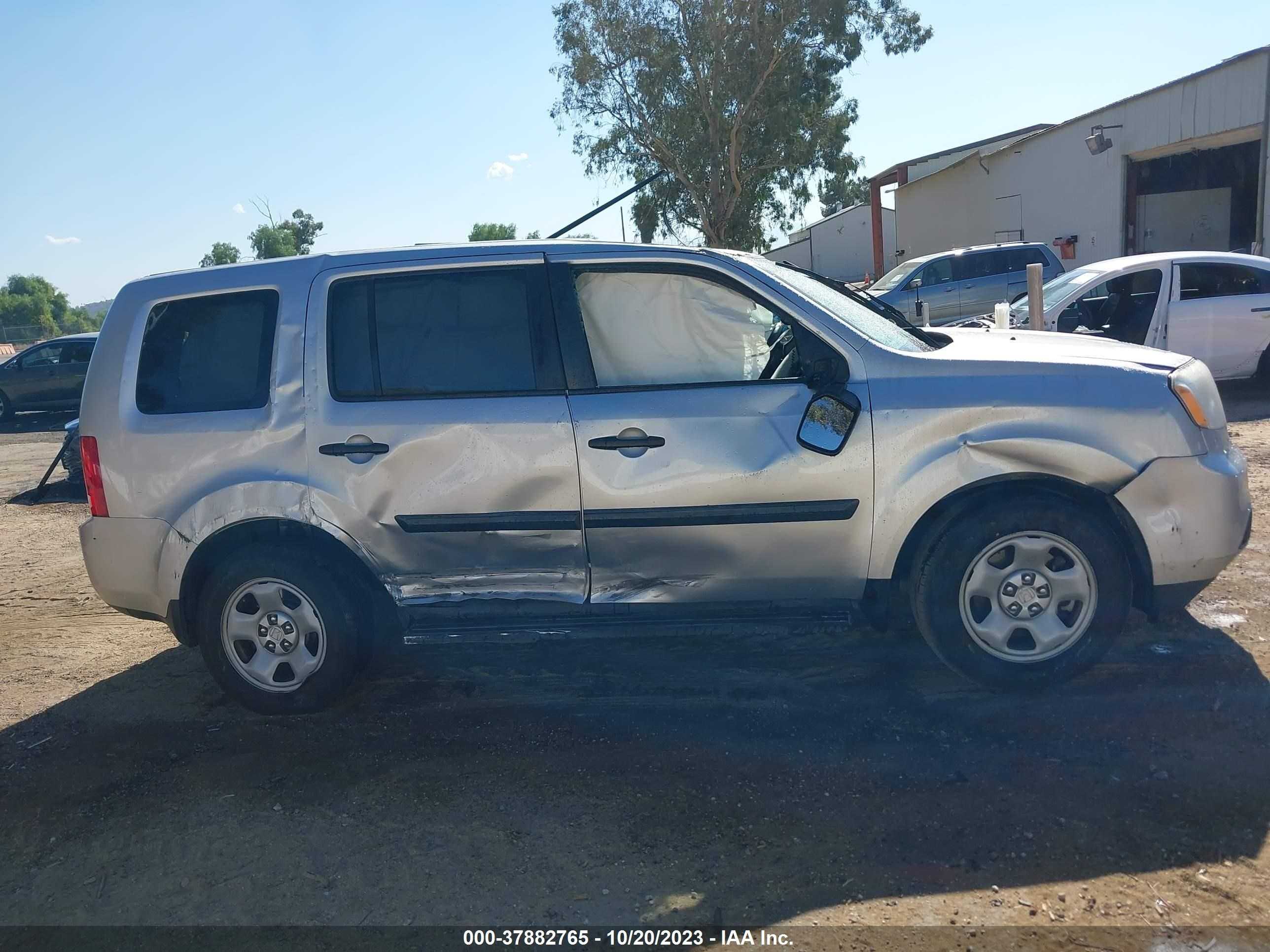 Photo 11 VIN: 5FNYF3H28FB016434 - HONDA PILOT 