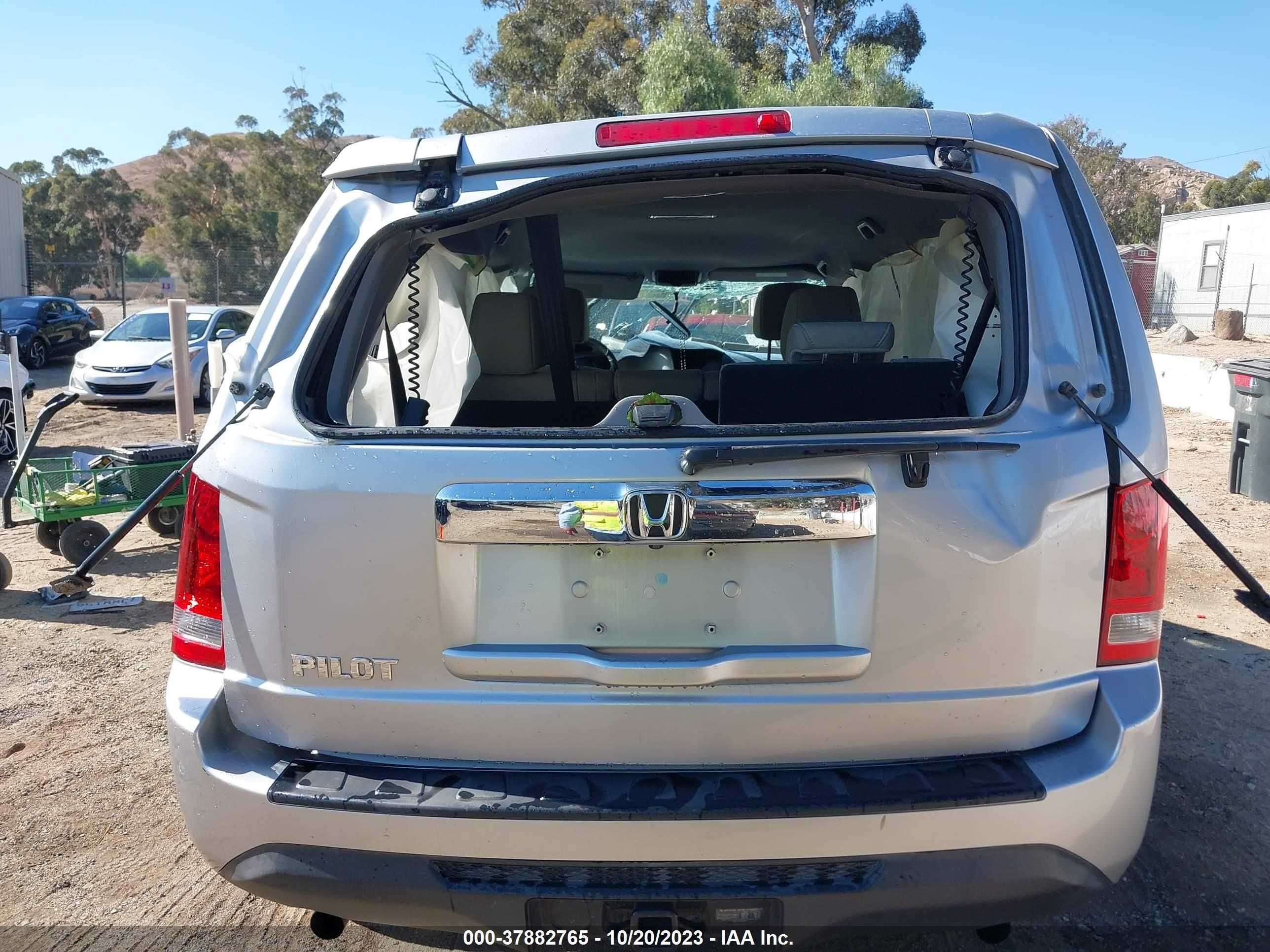 Photo 14 VIN: 5FNYF3H28FB016434 - HONDA PILOT 