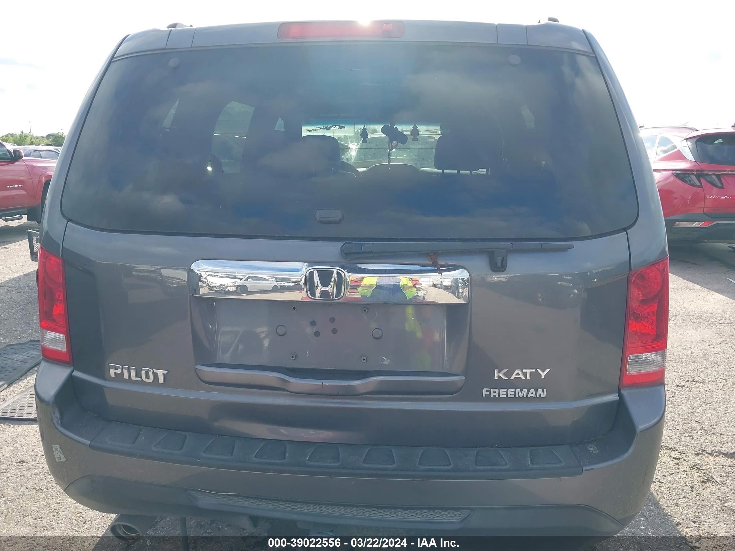 Photo 15 VIN: 5FNYF3H40FB009110 - HONDA PILOT 