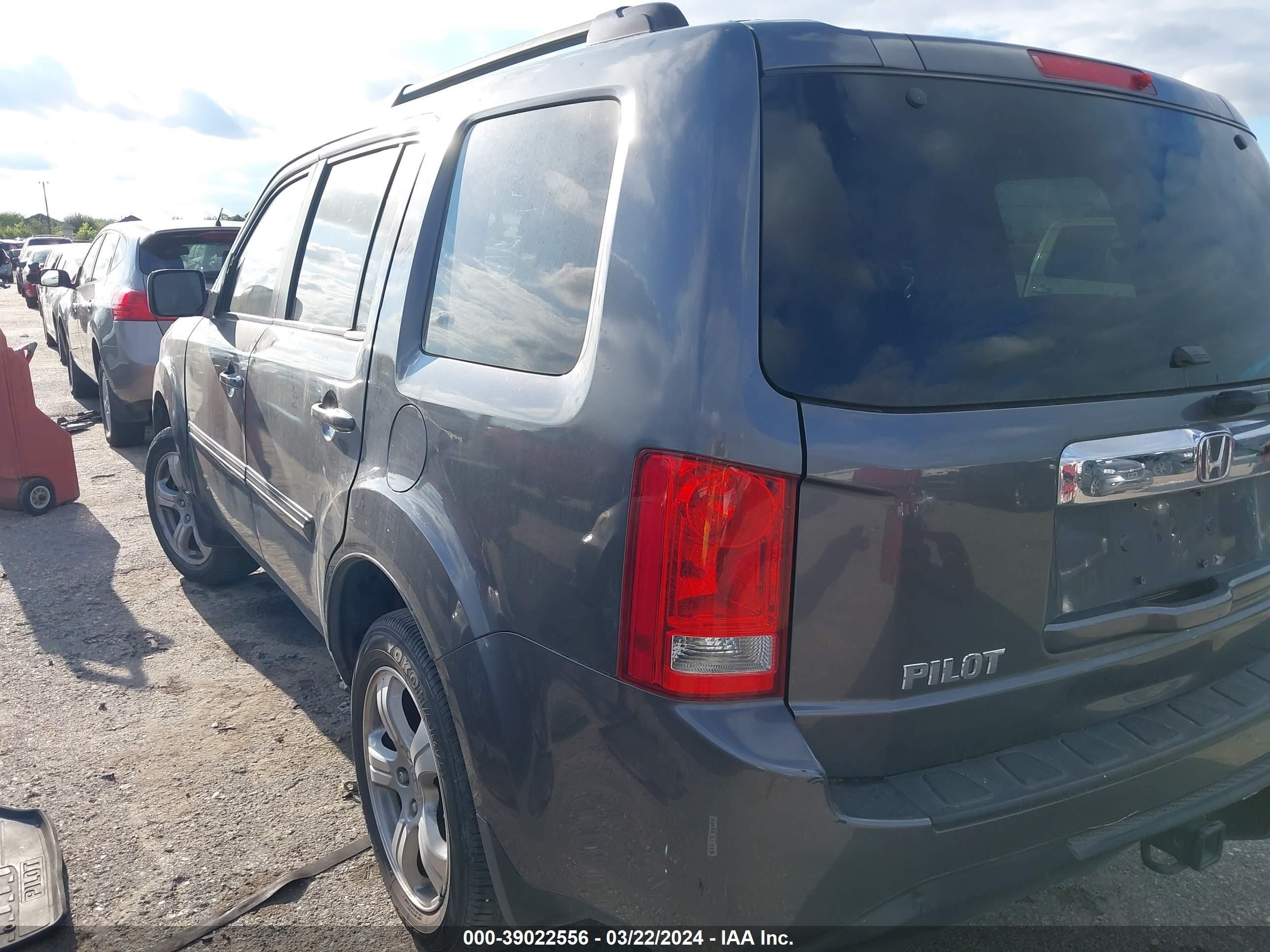 Photo 2 VIN: 5FNYF3H40FB009110 - HONDA PILOT 