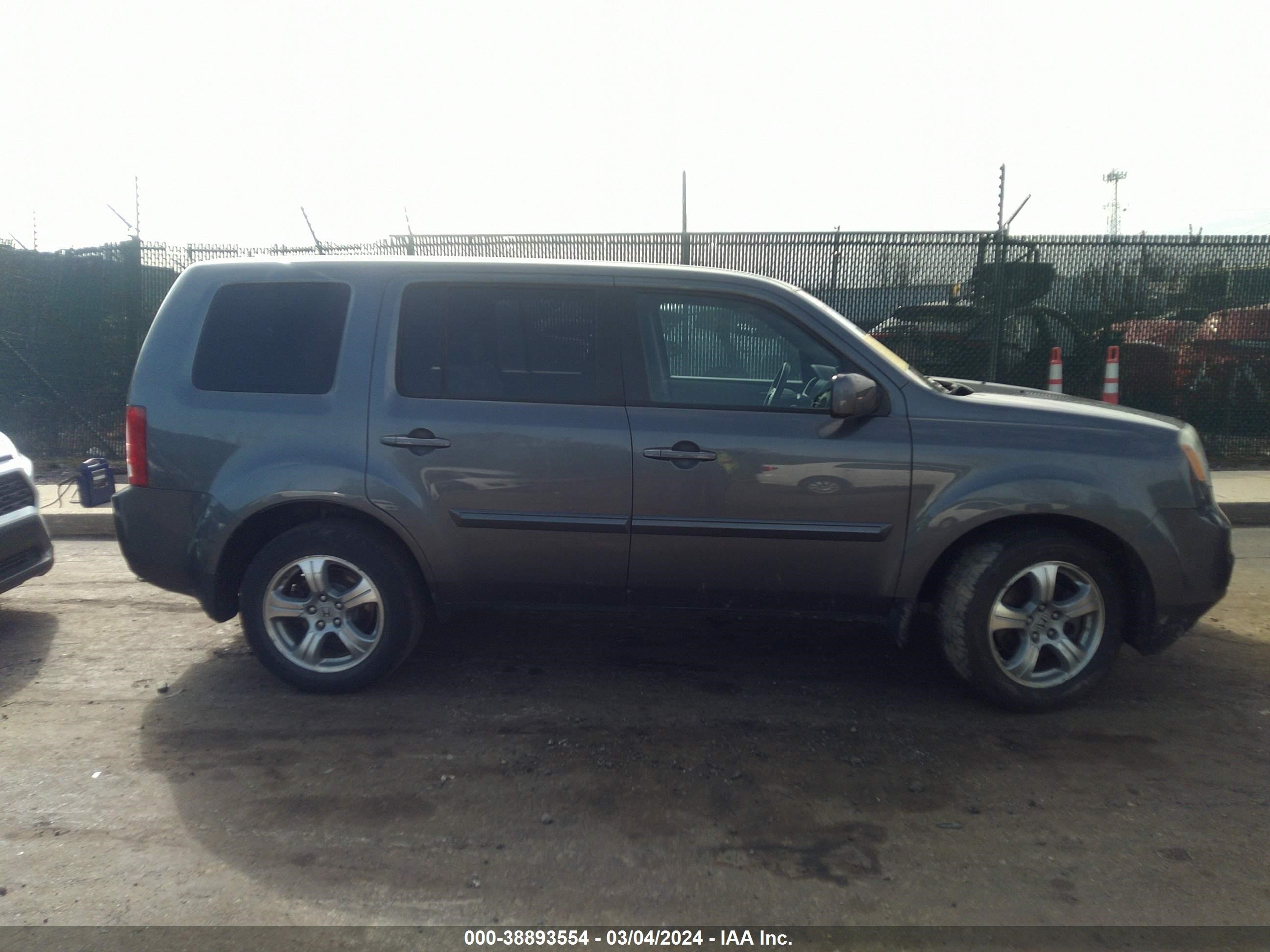 Photo 13 VIN: 5FNYF3H43FB008758 - HONDA PILOT 