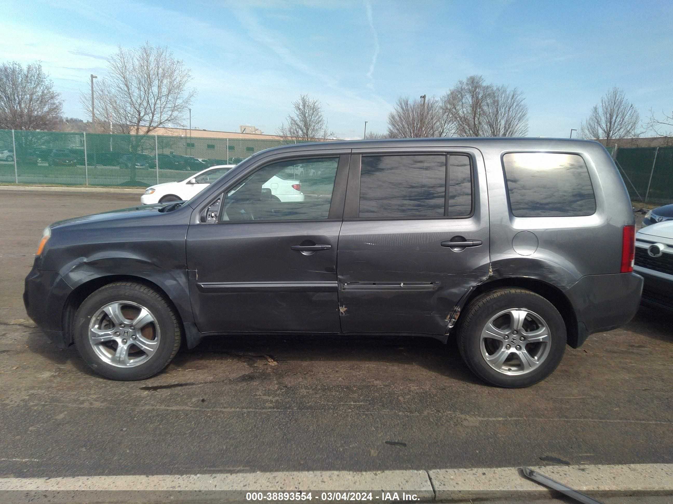 Photo 14 VIN: 5FNYF3H43FB008758 - HONDA PILOT 