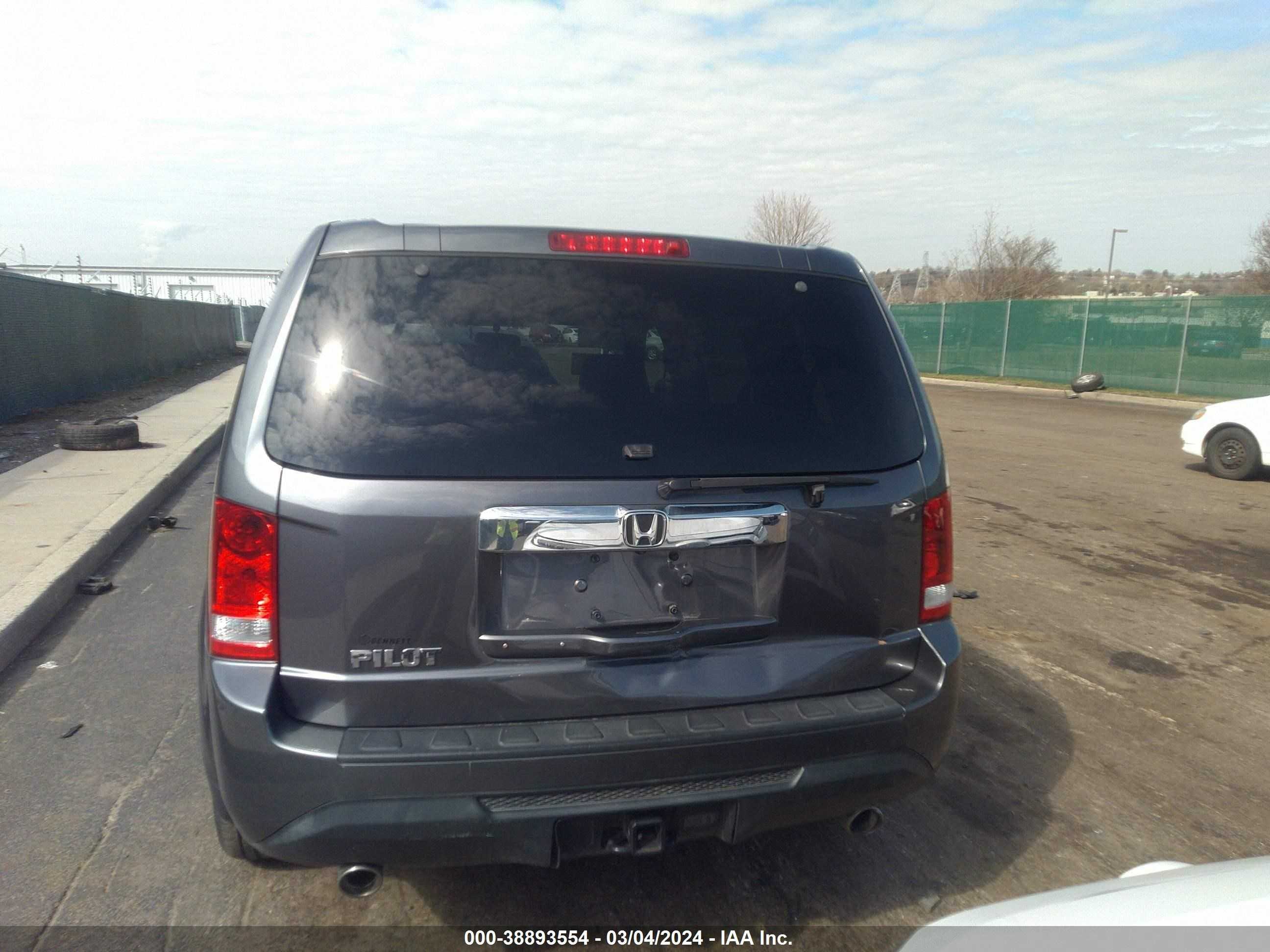 Photo 16 VIN: 5FNYF3H43FB008758 - HONDA PILOT 