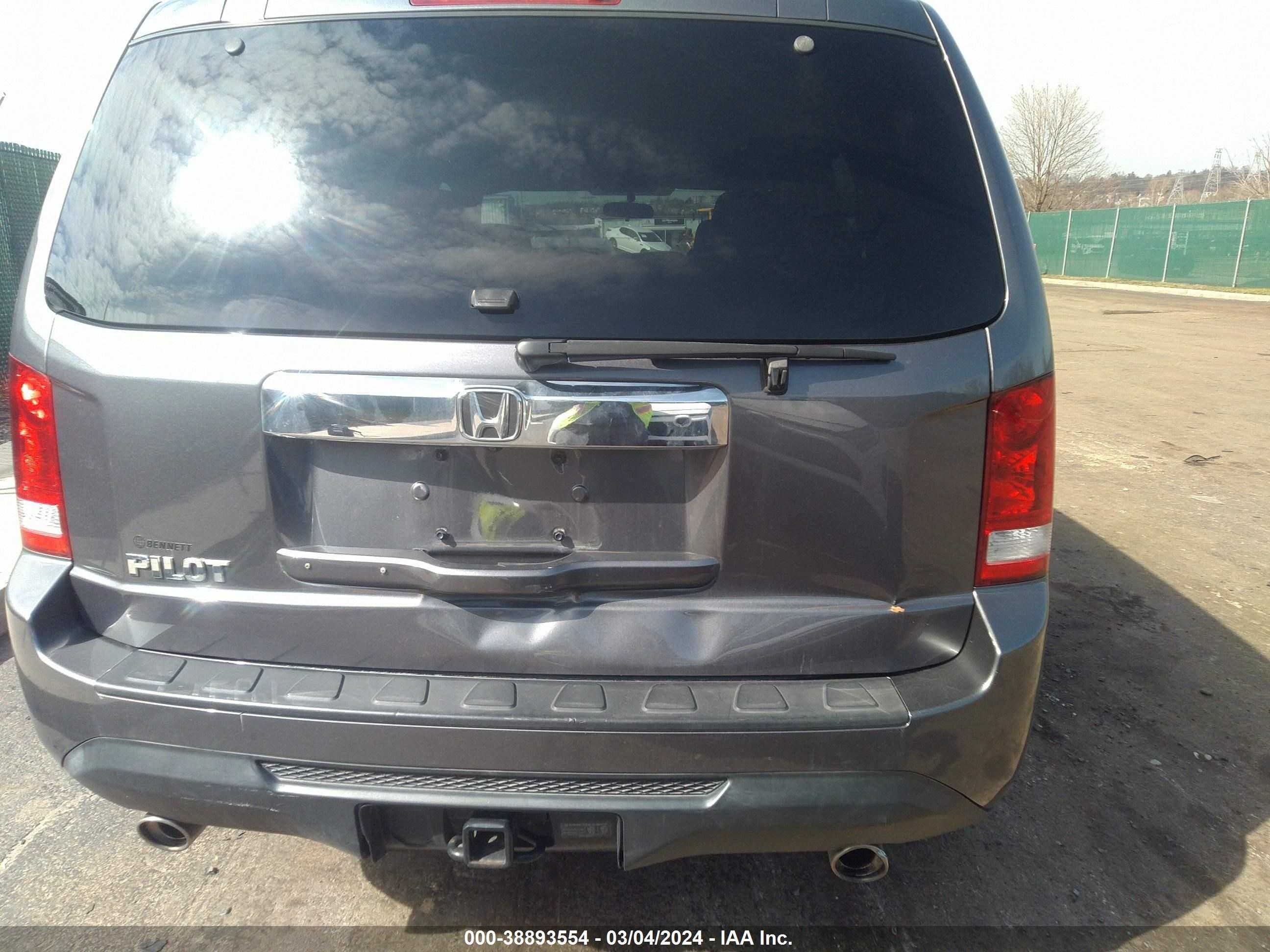 Photo 17 VIN: 5FNYF3H43FB008758 - HONDA PILOT 