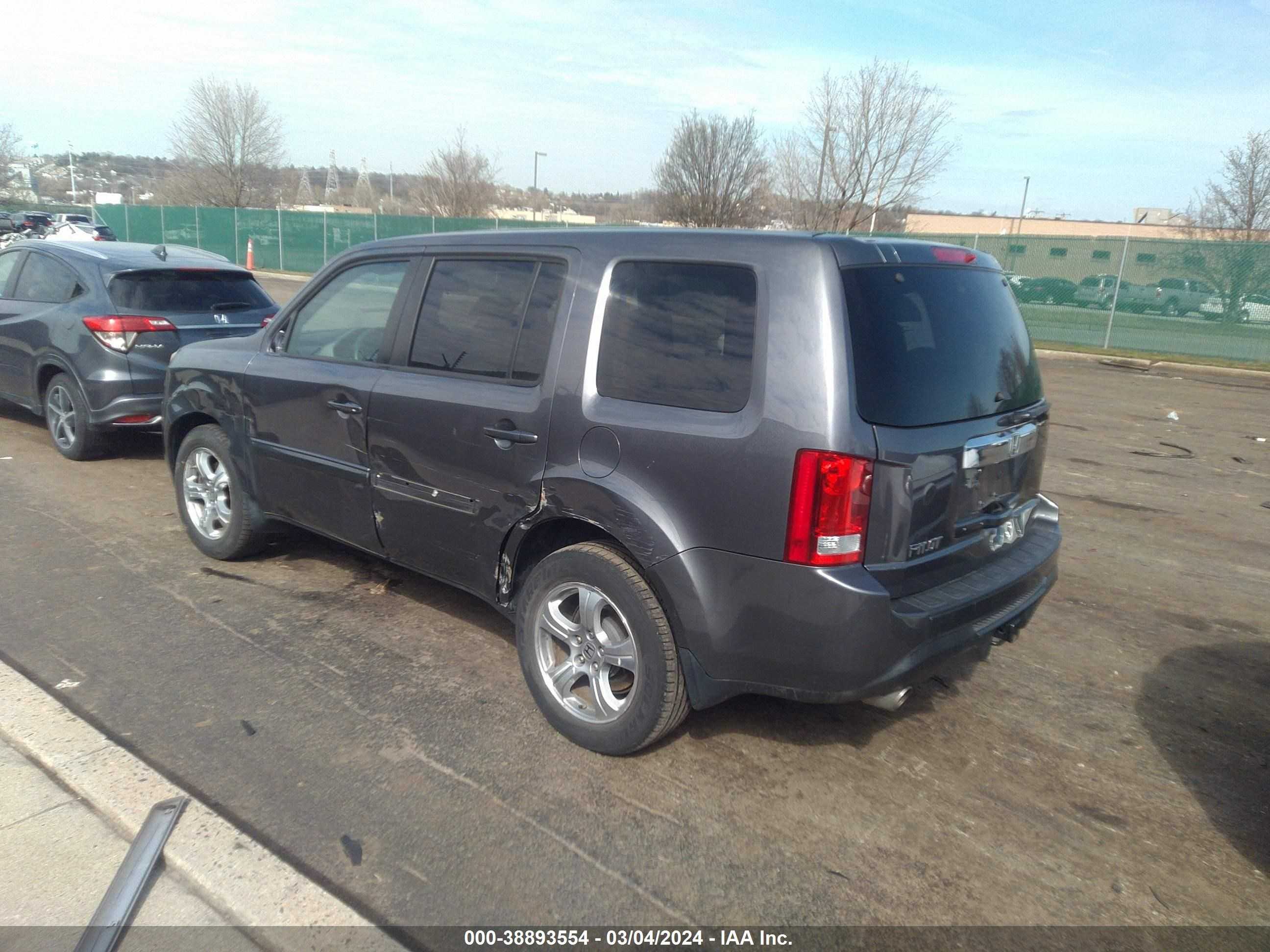 Photo 2 VIN: 5FNYF3H43FB008758 - HONDA PILOT 