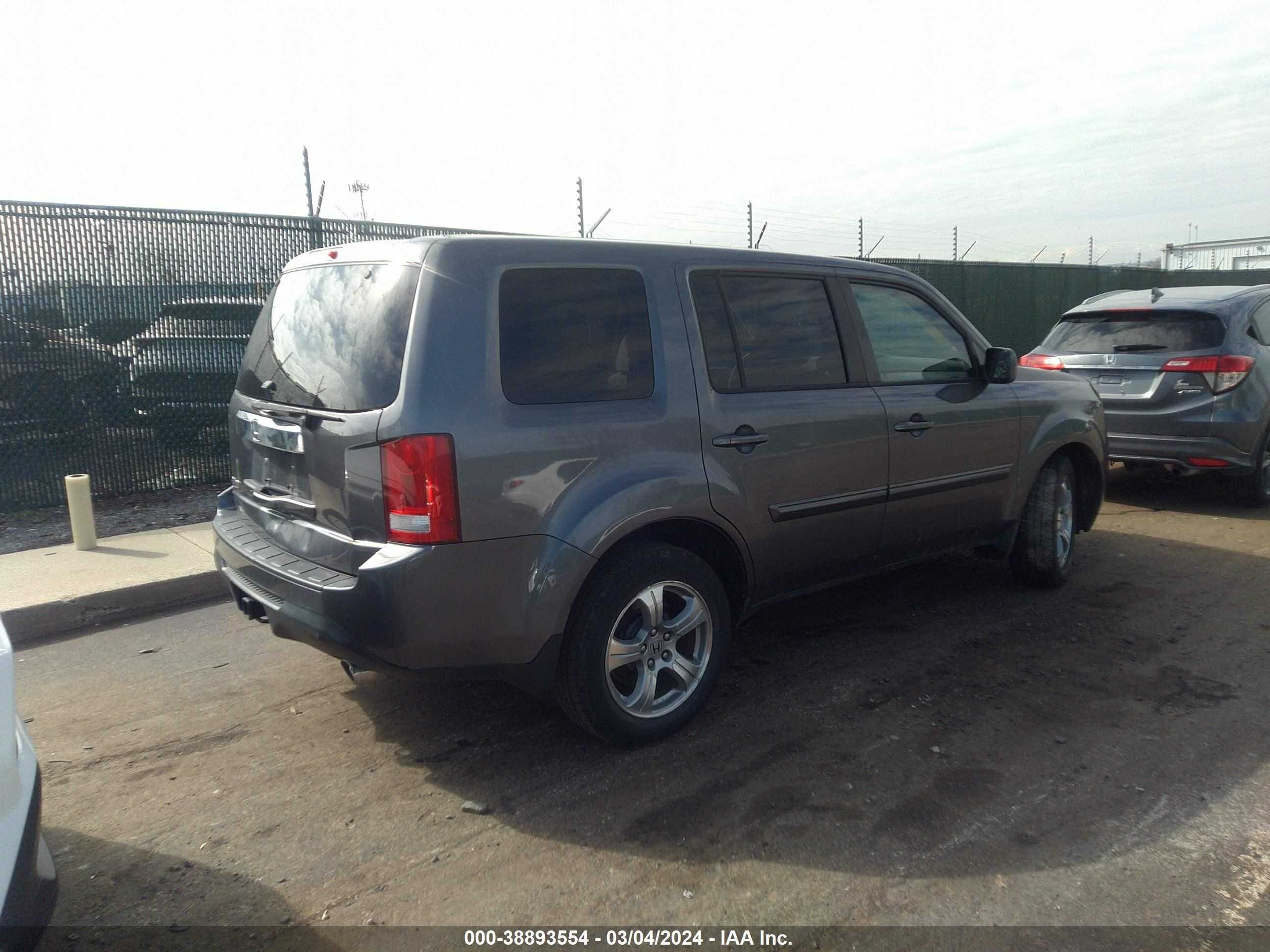 Photo 3 VIN: 5FNYF3H43FB008758 - HONDA PILOT 