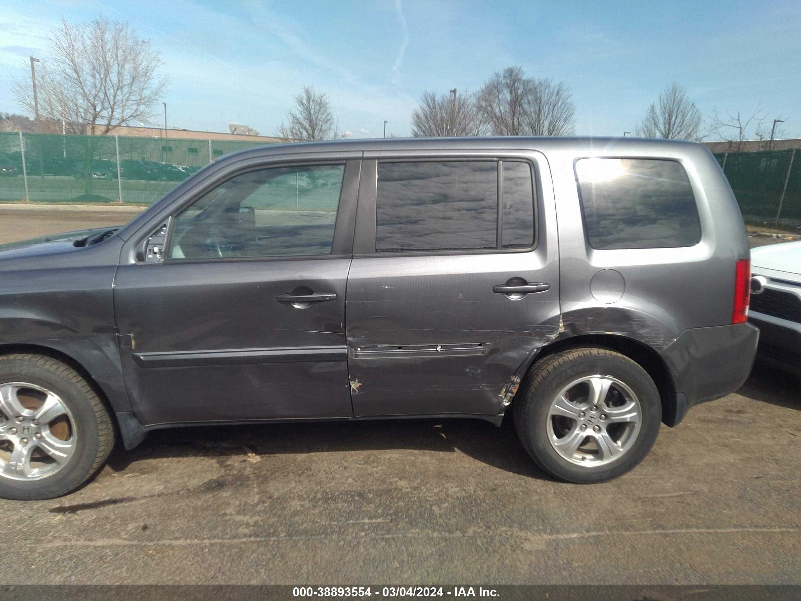 Photo 5 VIN: 5FNYF3H43FB008758 - HONDA PILOT 