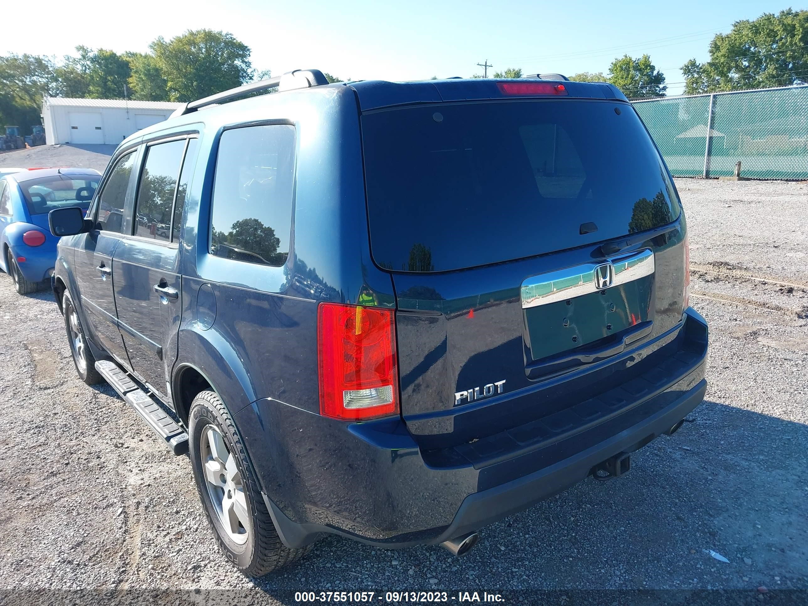 Photo 2 VIN: 5FNYF3H50BB058228 - HONDA PILOT 