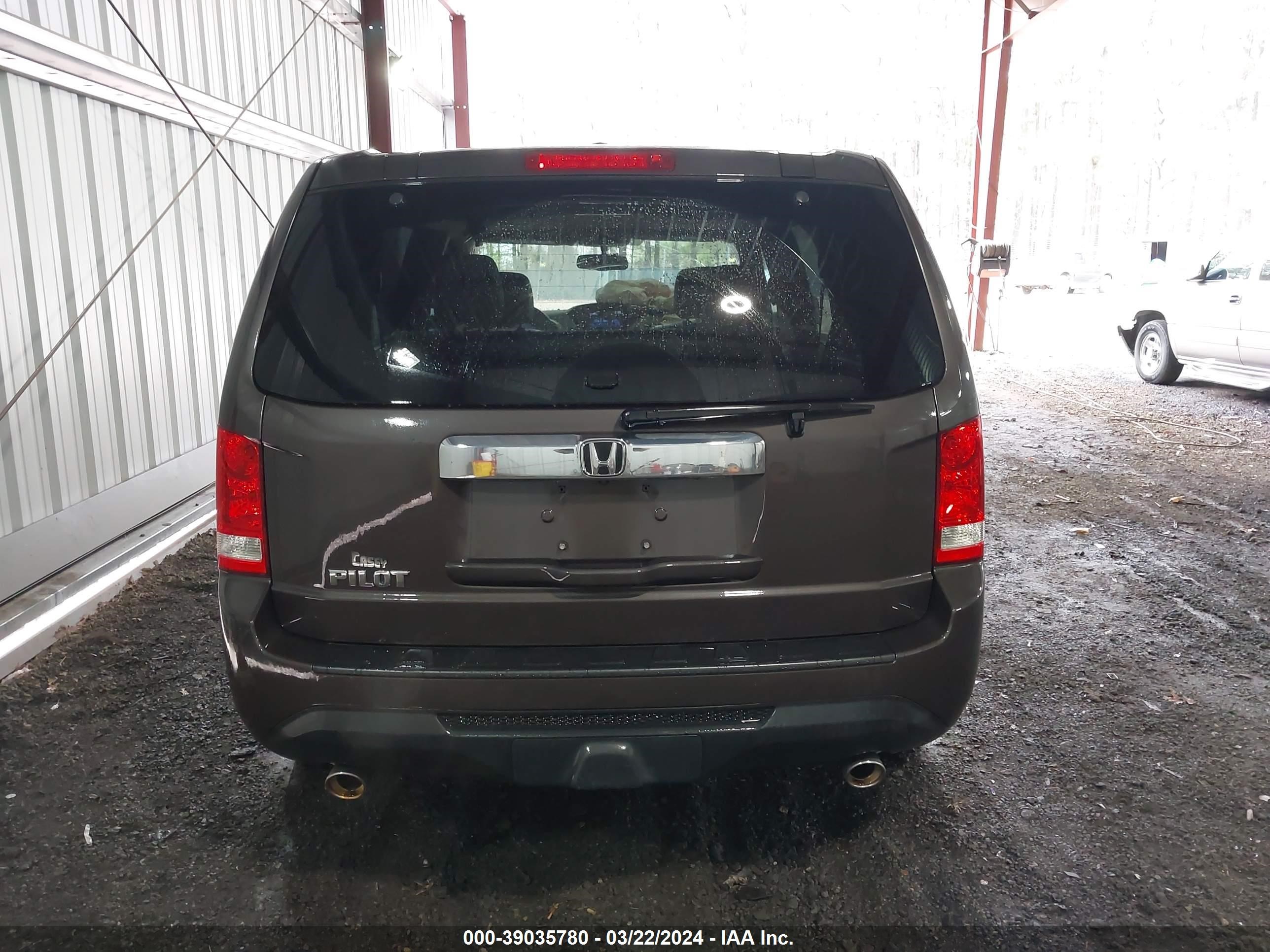 Photo 16 VIN: 5FNYF3H54FB020927 - HONDA PILOT 