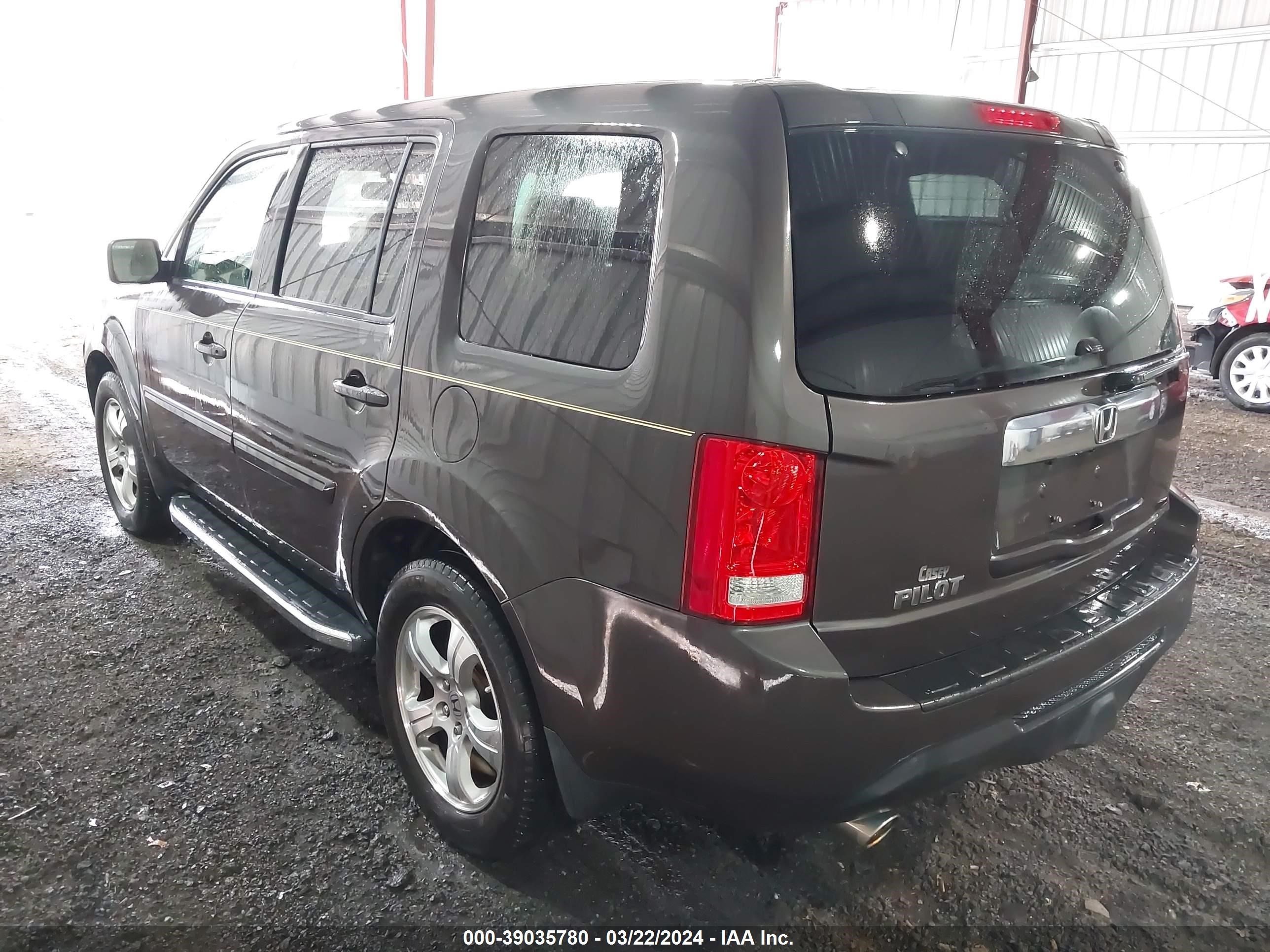 Photo 2 VIN: 5FNYF3H54FB020927 - HONDA PILOT 