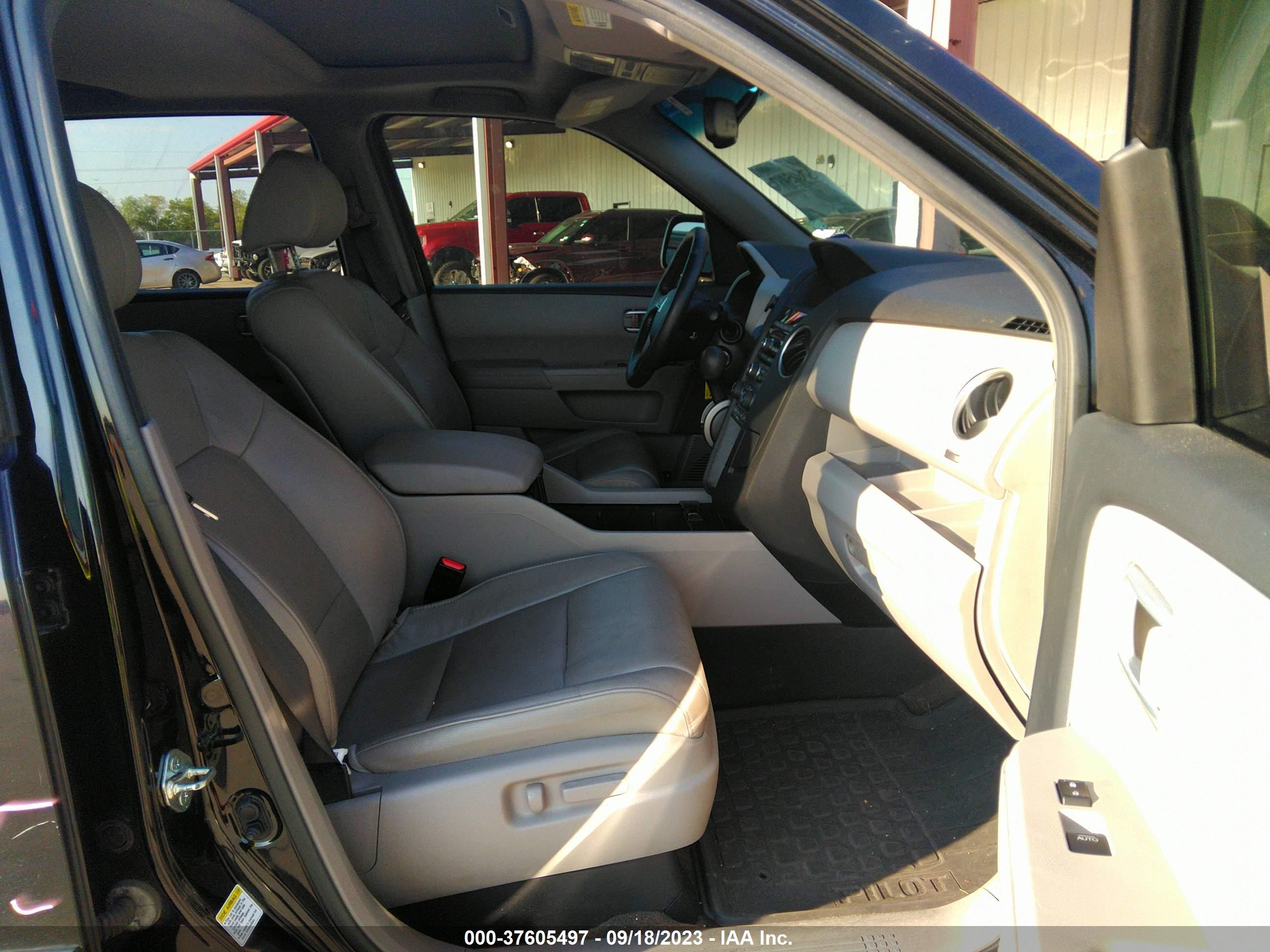 Photo 4 VIN: 5FNYF3H58DB031880 - HONDA PILOT 