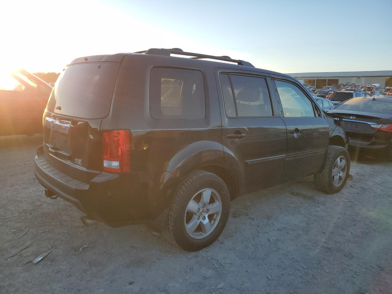 Photo 2 VIN: 5FNYF3H79BB047469 - HONDA PILOT 