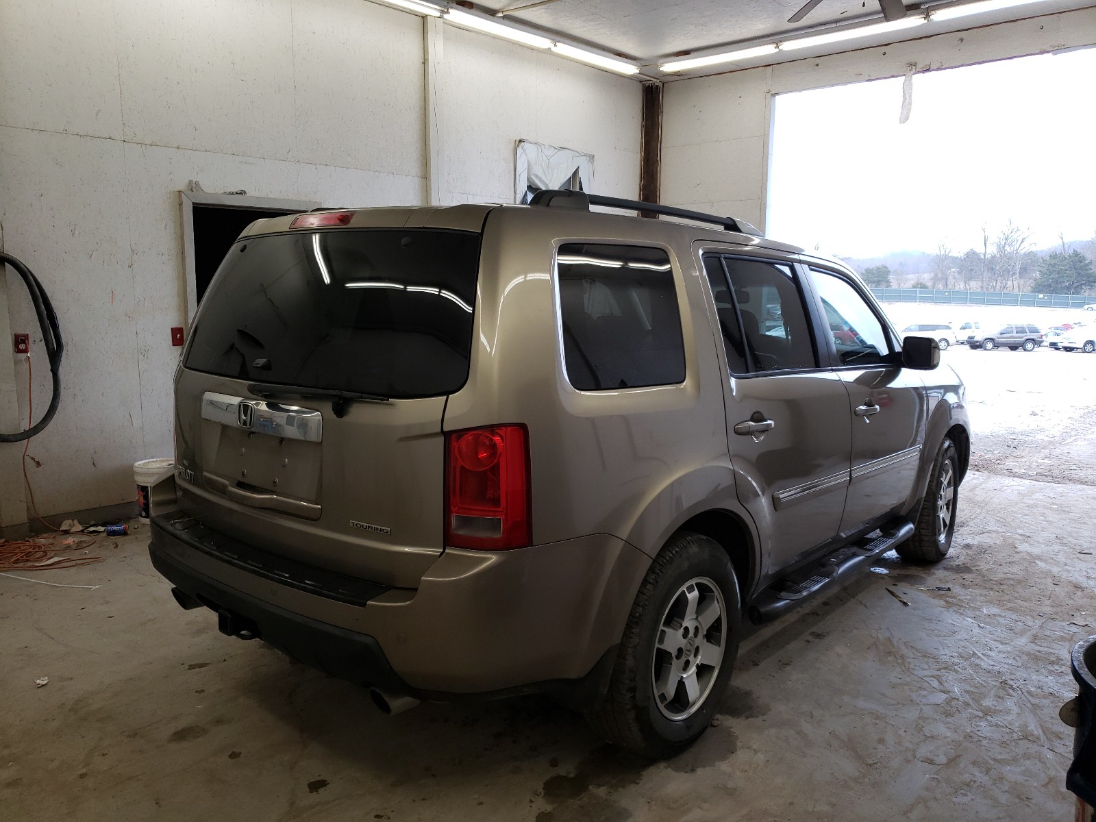 Photo 3 VIN: 5FNYF3H97AB008007 - HONDA PILOT TOUR 