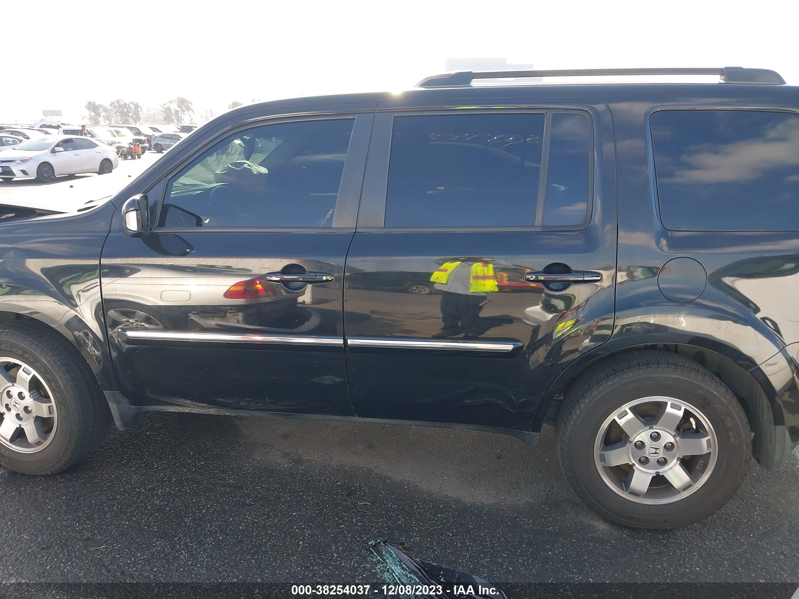 Photo 13 VIN: 5FNYF3H9XBB010755 - HONDA PILOT 