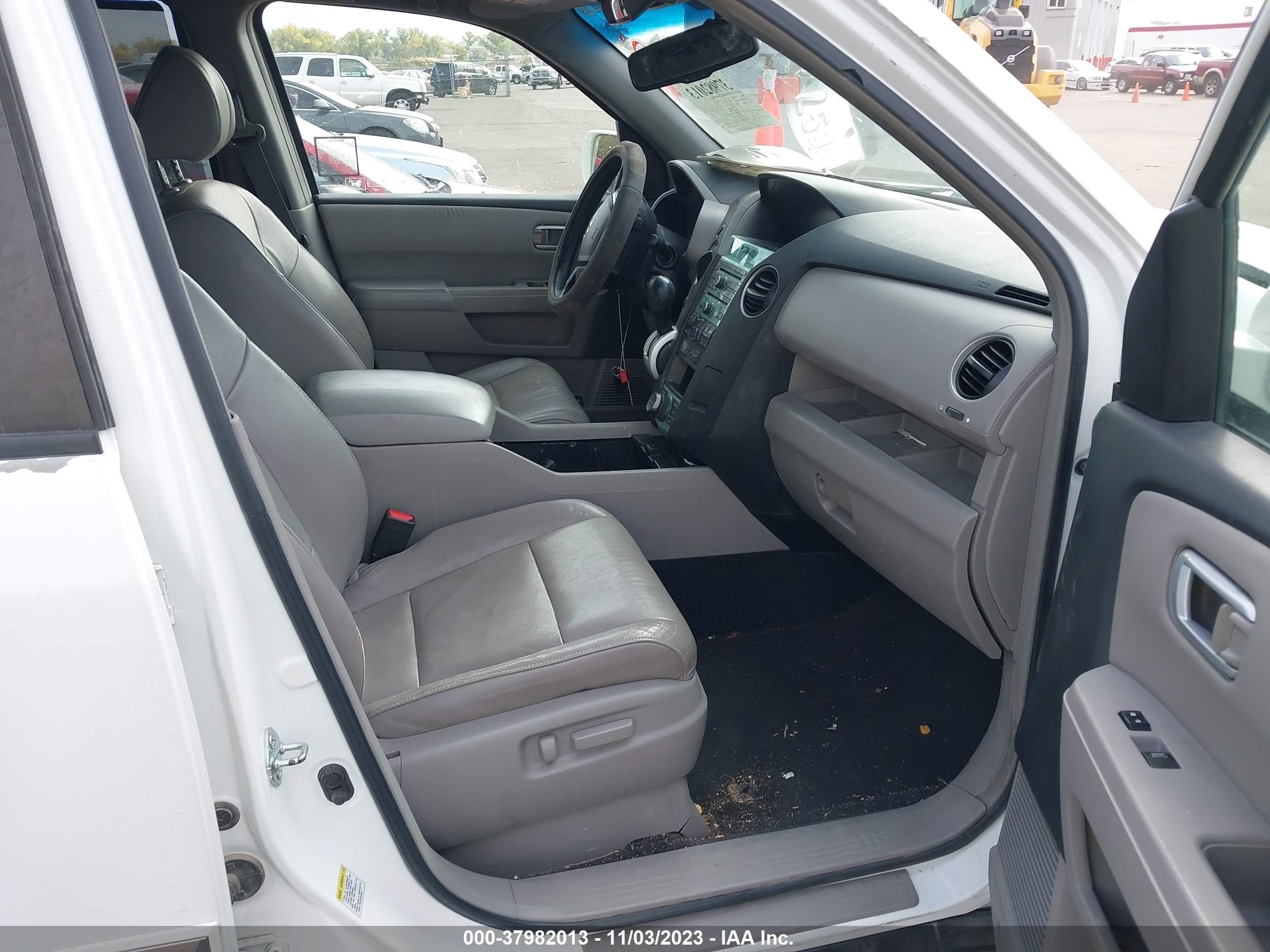 Photo 4 VIN: 5FNYF48939B050983 - HONDA PILOT 