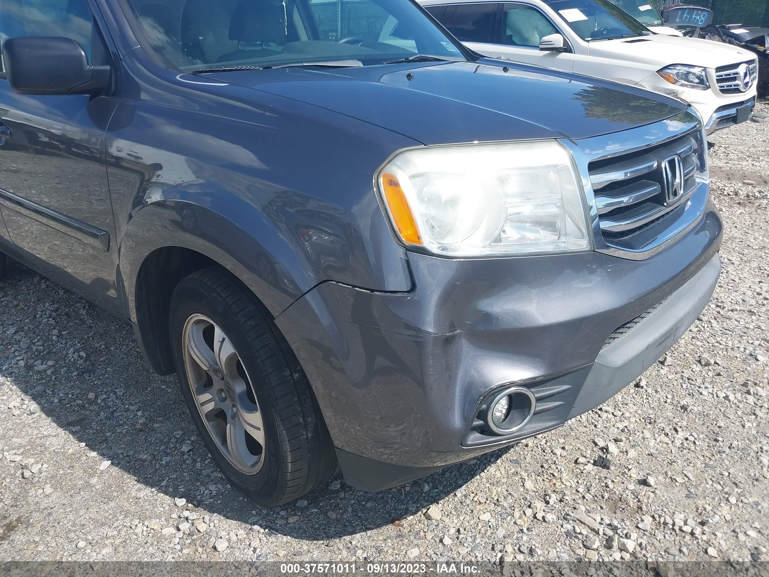 Photo 10 VIN: 5FNYF4H36FB007035 - HONDA PILOT 