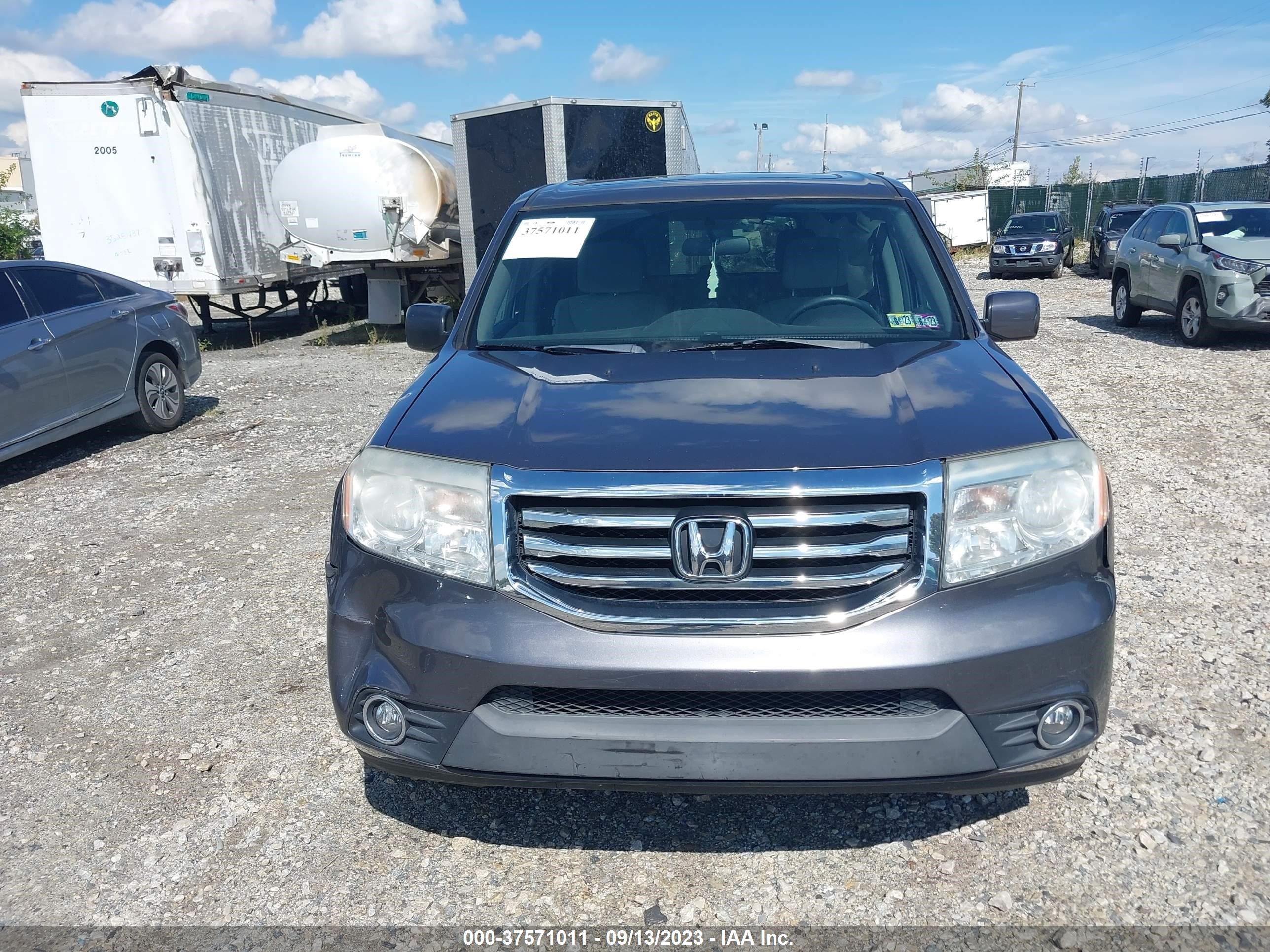 Photo 11 VIN: 5FNYF4H36FB007035 - HONDA PILOT 