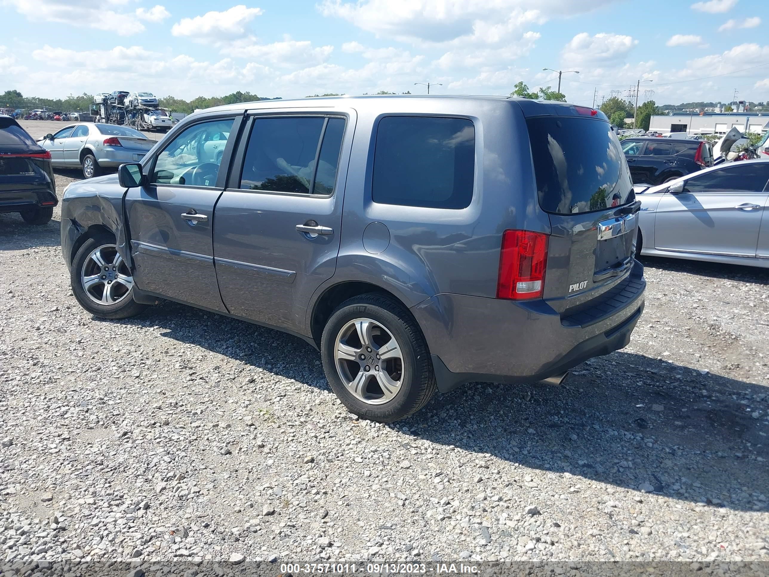 Photo 2 VIN: 5FNYF4H36FB007035 - HONDA PILOT 