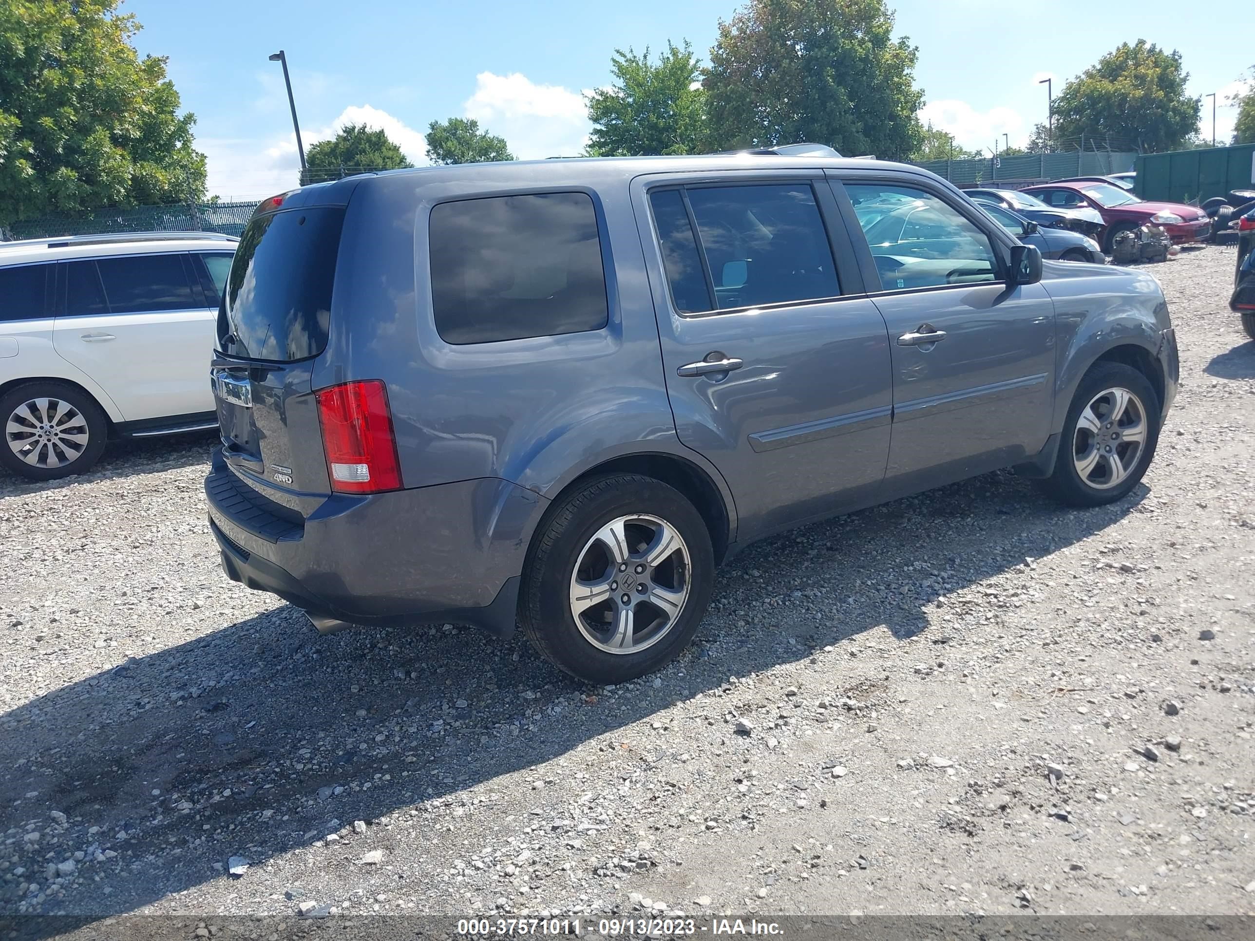 Photo 3 VIN: 5FNYF4H36FB007035 - HONDA PILOT 