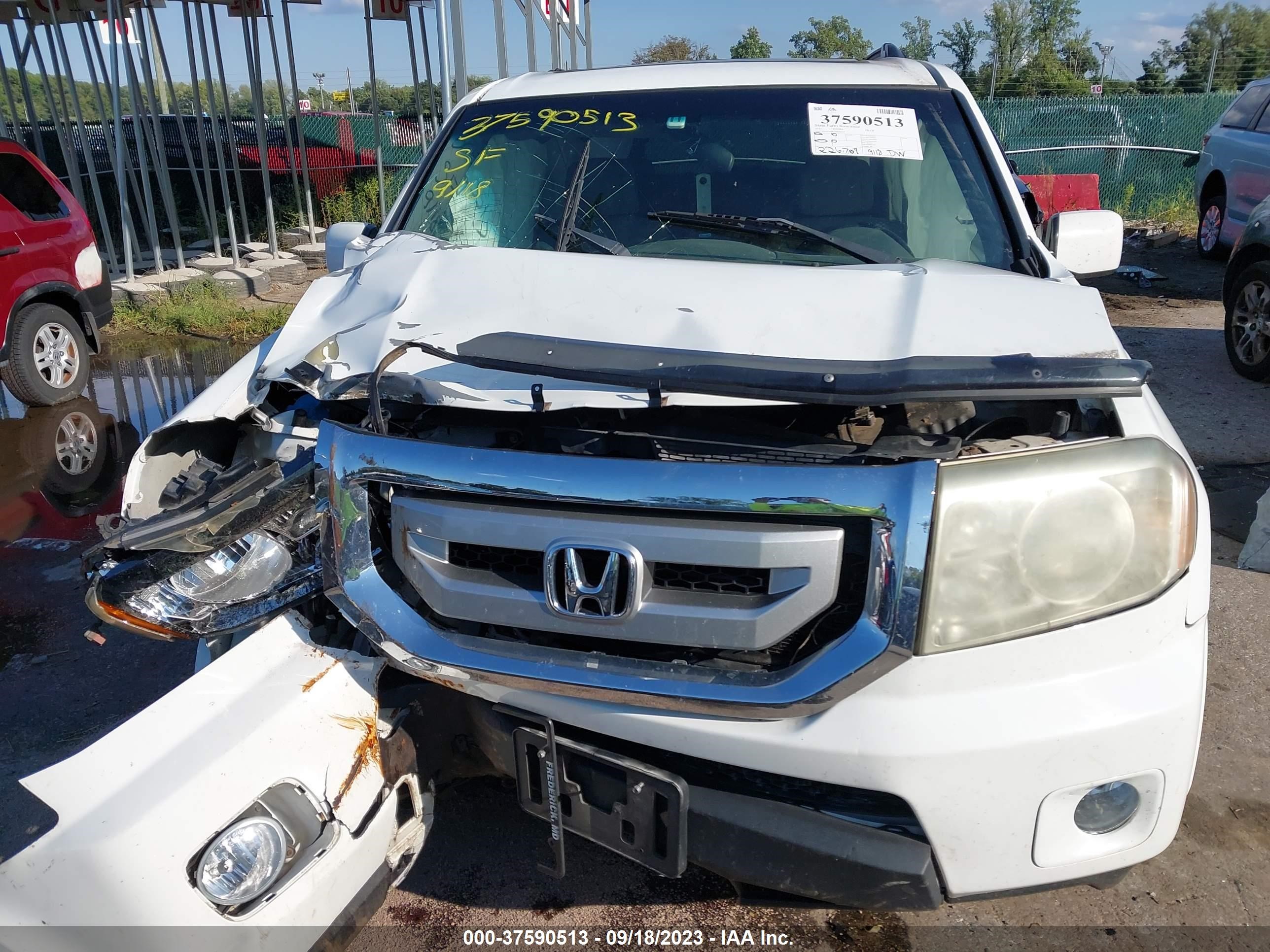 Photo 12 VIN: 5FNYF4H41BB048157 - HONDA PILOT 