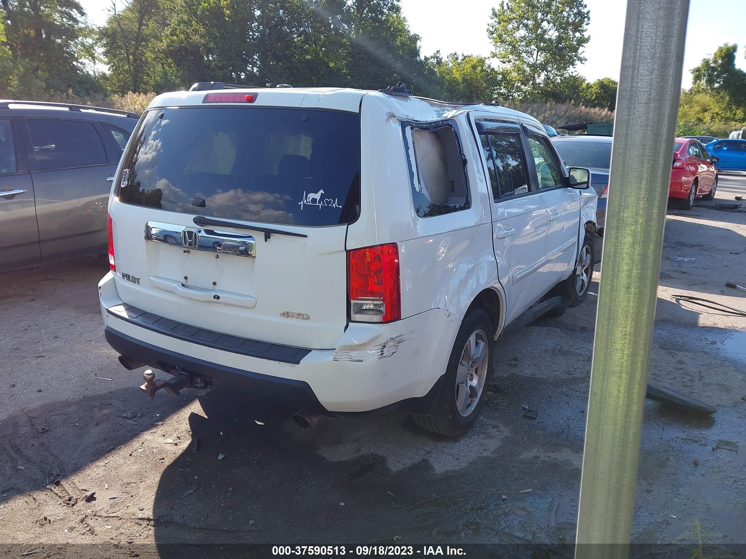 Photo 3 VIN: 5FNYF4H41BB048157 - HONDA PILOT 