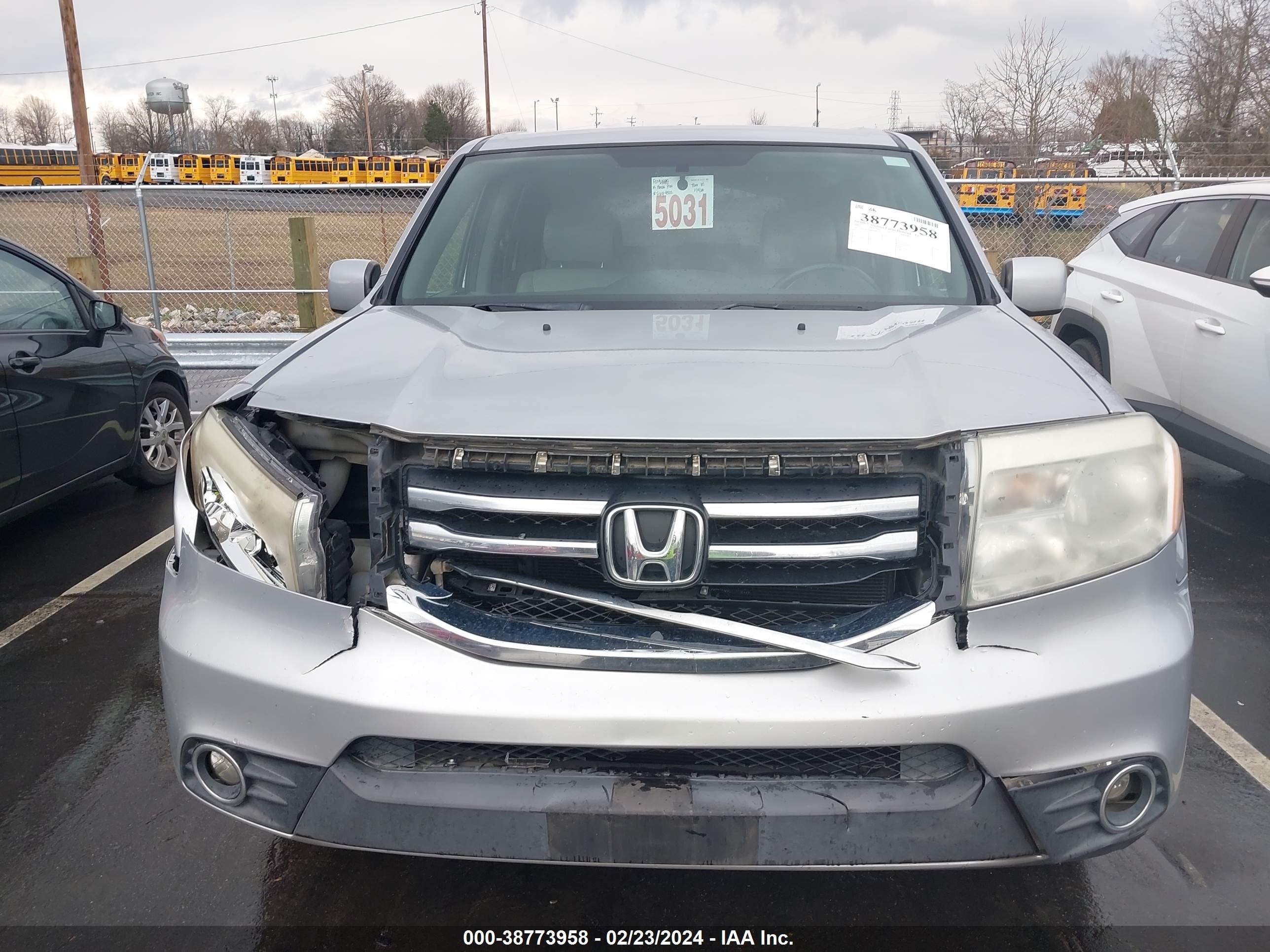 Photo 11 VIN: 5FNYF4H44FB069302 - HONDA PILOT 