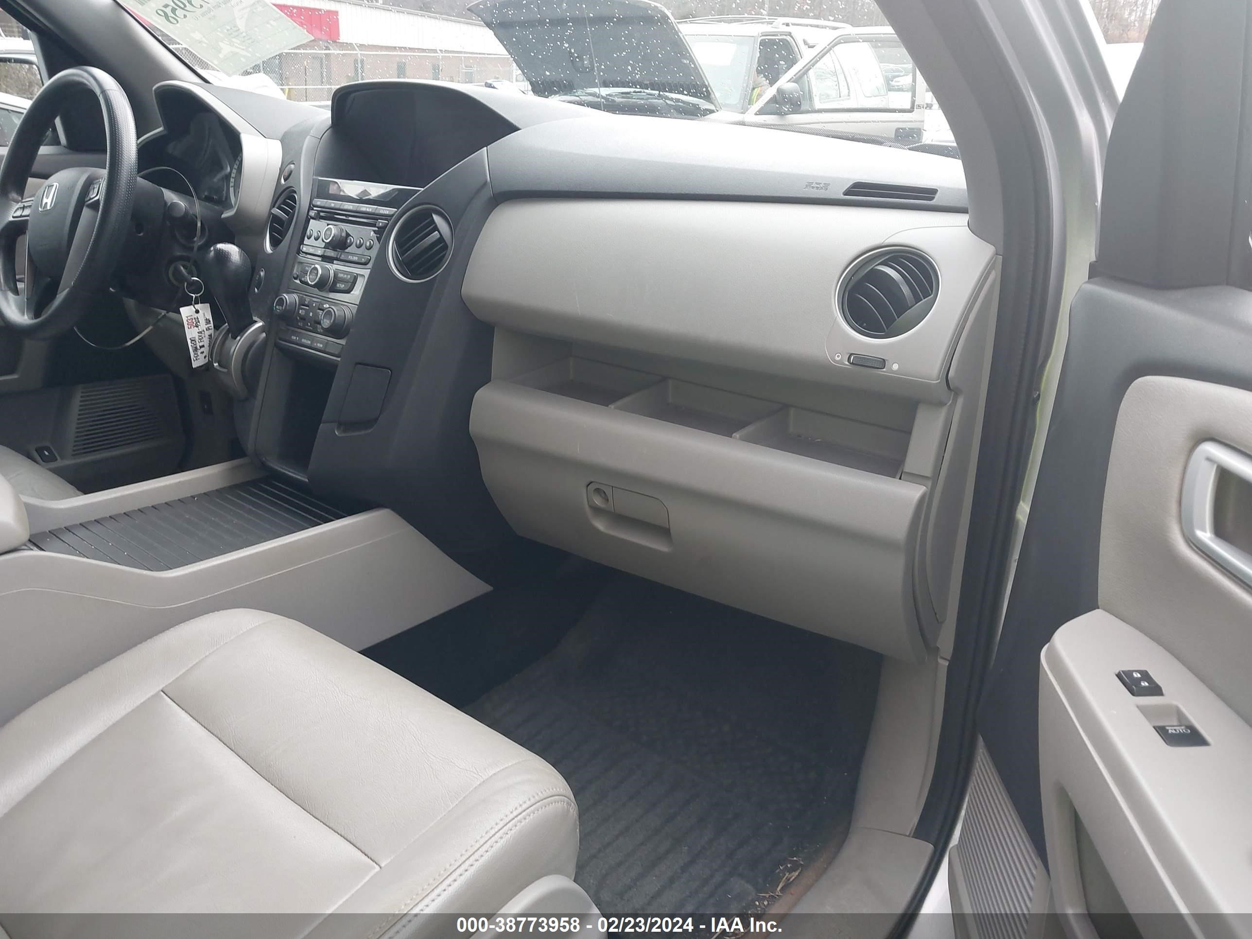 Photo 4 VIN: 5FNYF4H44FB069302 - HONDA PILOT 