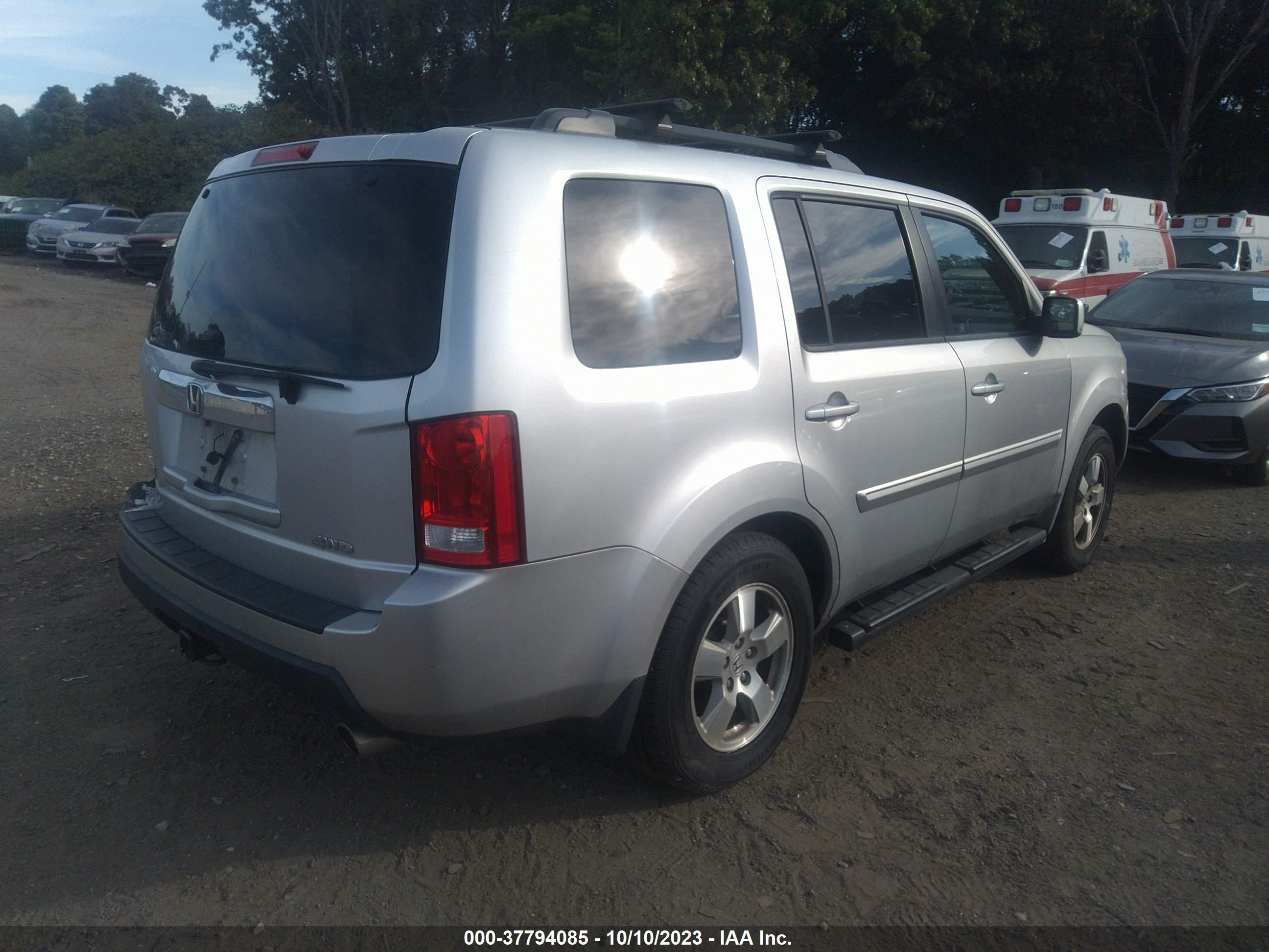 Photo 3 VIN: 5FNYF4H45BB064491 - HONDA PILOT 