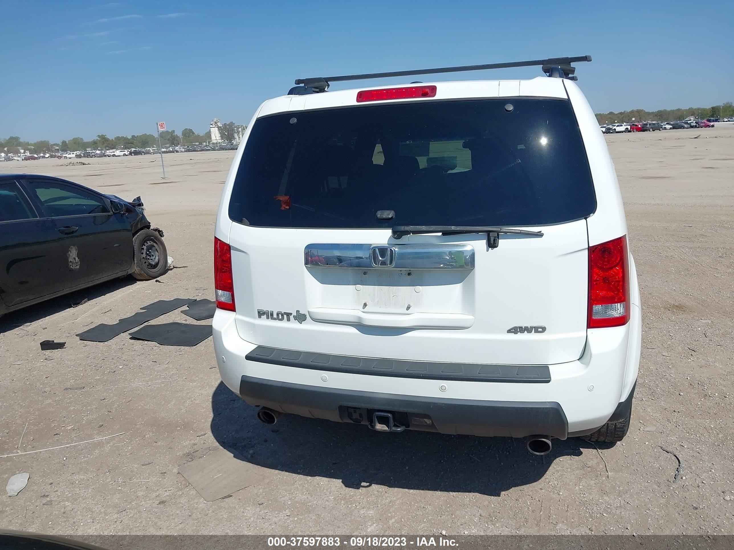 Photo 15 VIN: 5FNYF4H49BB064932 - HONDA PILOT 