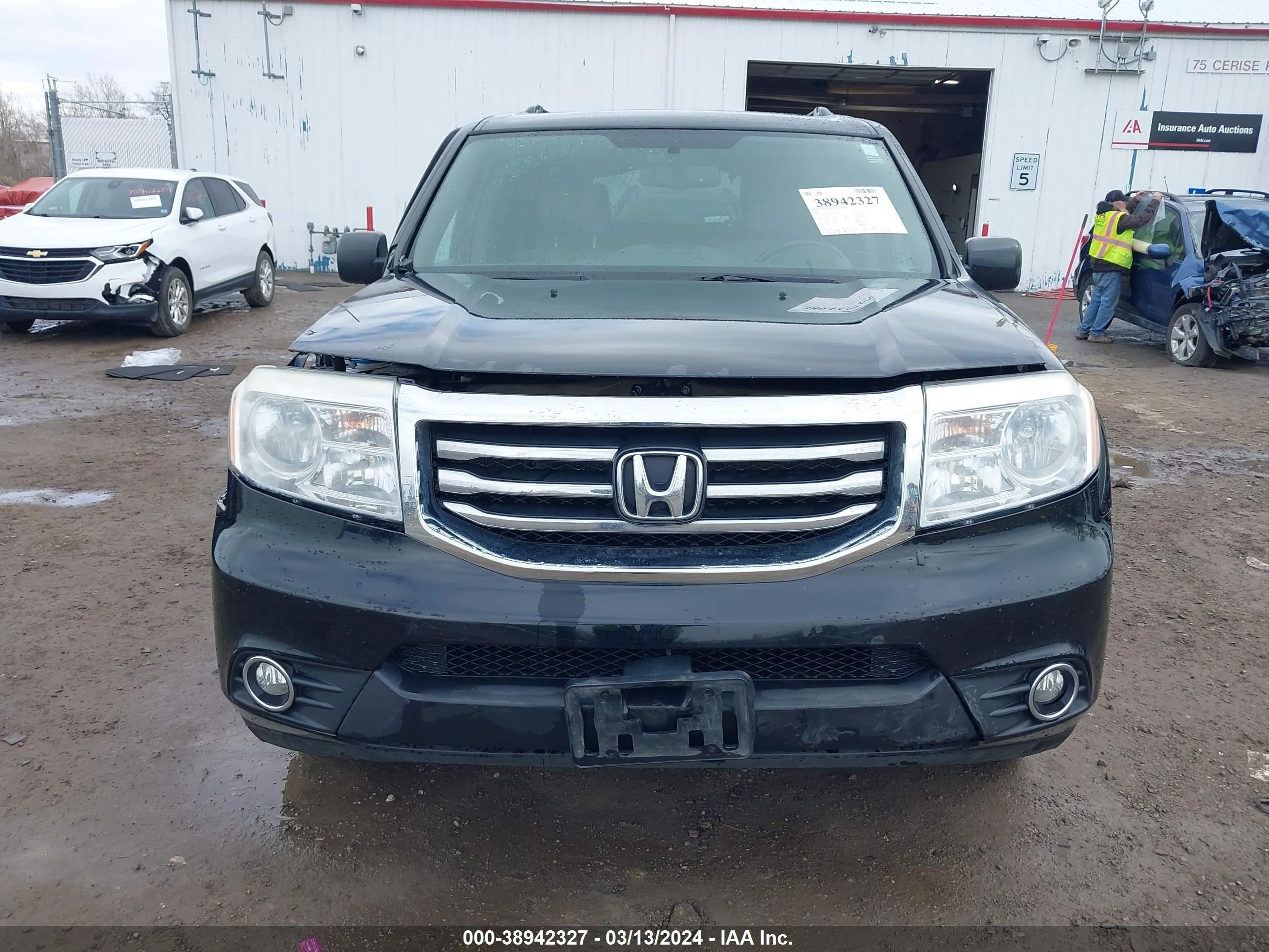 Photo 12 VIN: 5FNYF4H50FB024995 - HONDA PILOT 