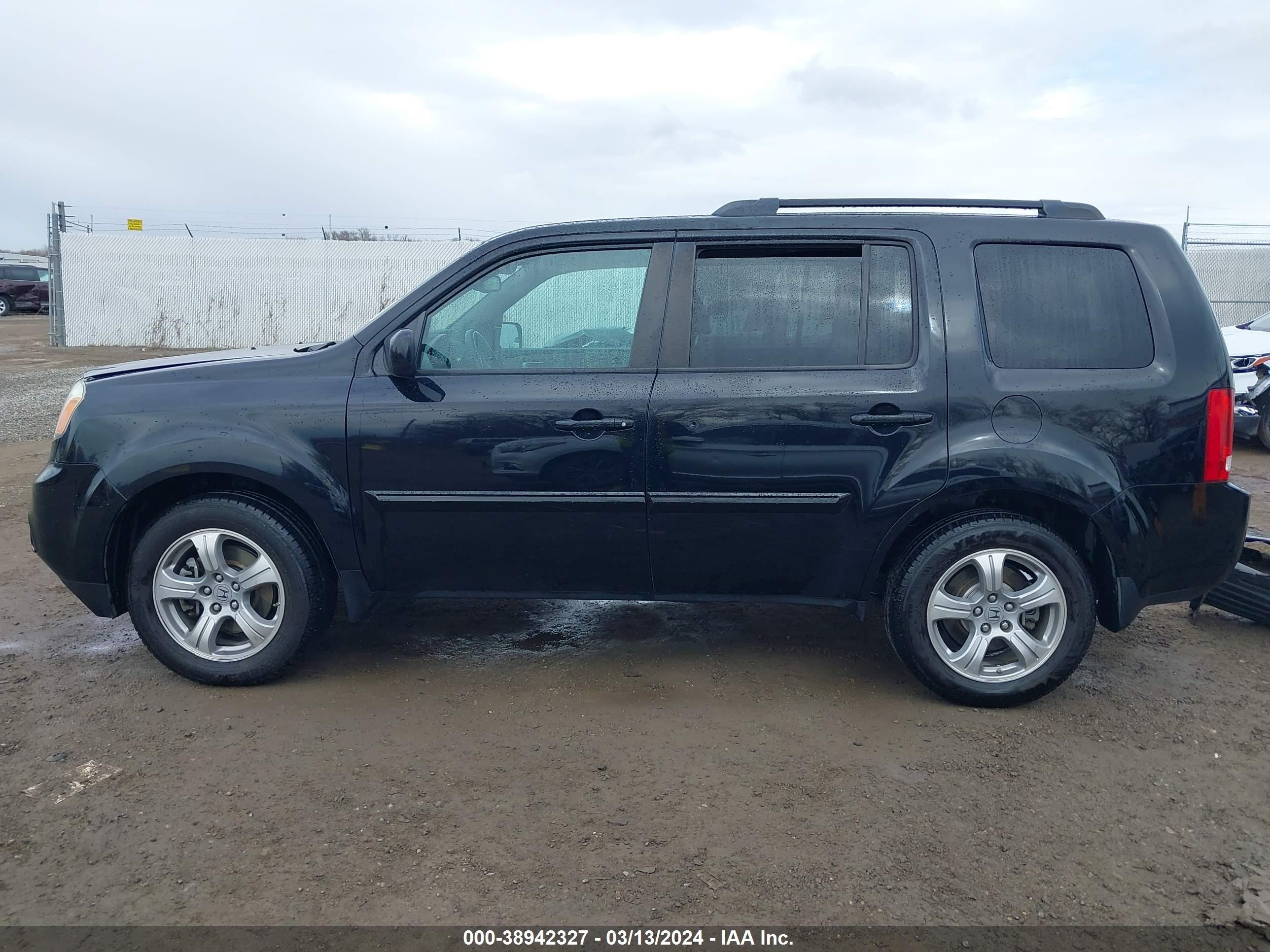 Photo 14 VIN: 5FNYF4H50FB024995 - HONDA PILOT 