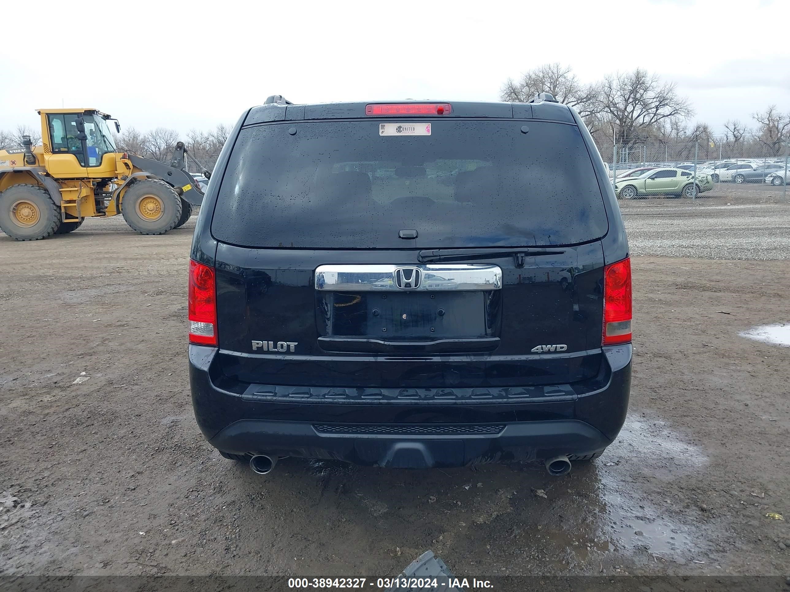 Photo 16 VIN: 5FNYF4H50FB024995 - HONDA PILOT 