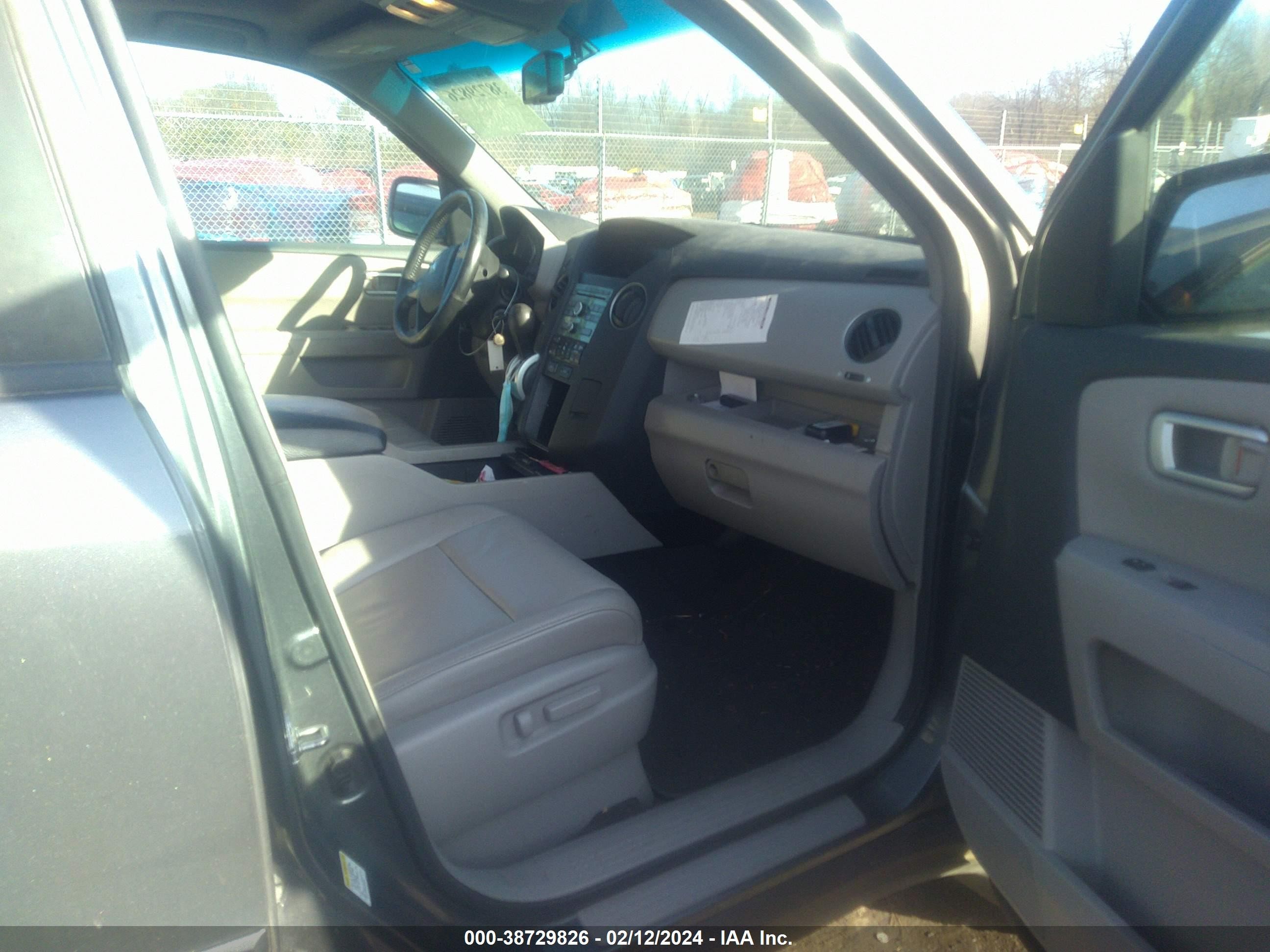 Photo 4 VIN: 5FNYF4H52BB009232 - HONDA PILOT 