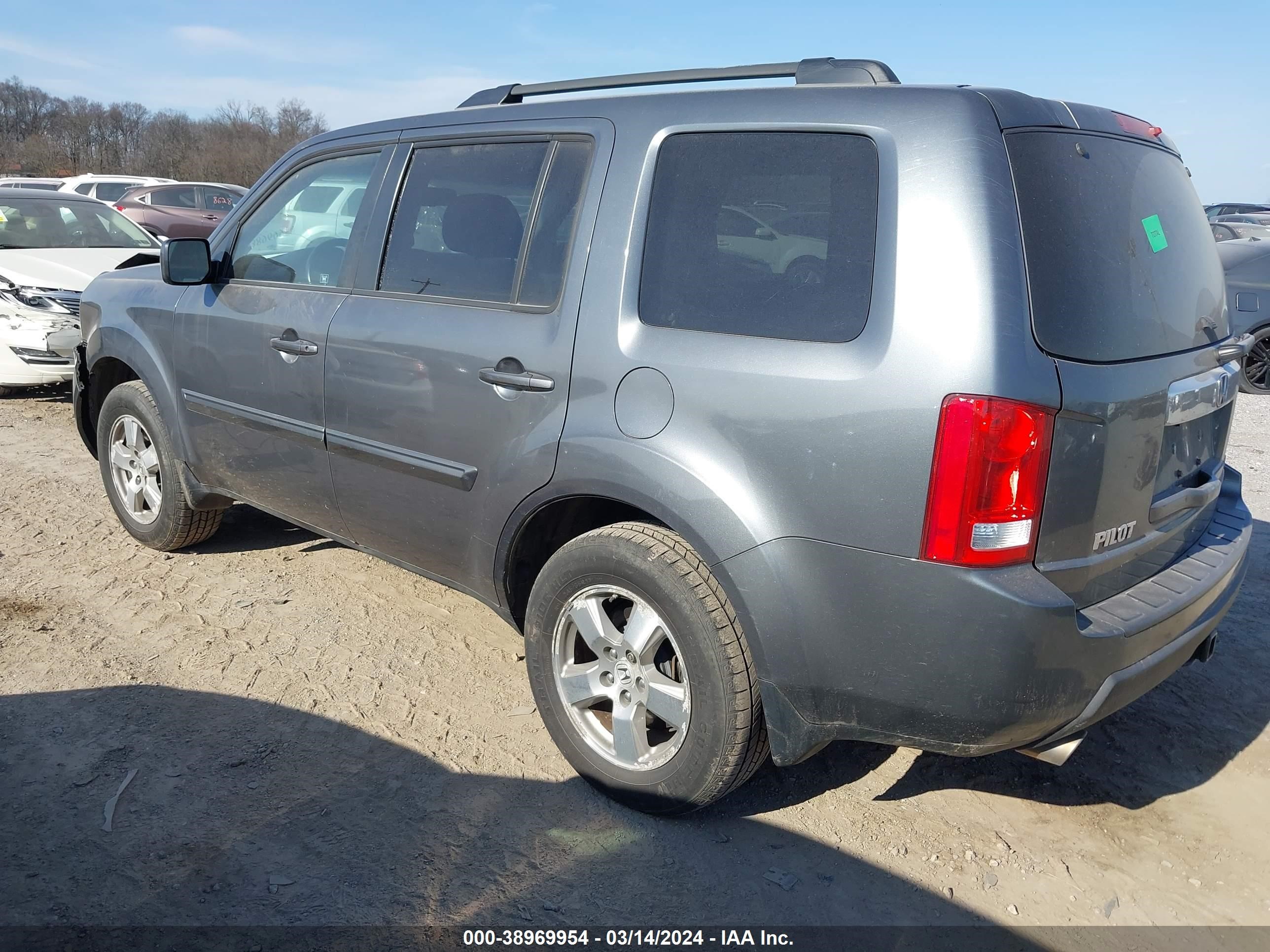 Photo 2 VIN: 5FNYF4H53BB093268 - HONDA PILOT 