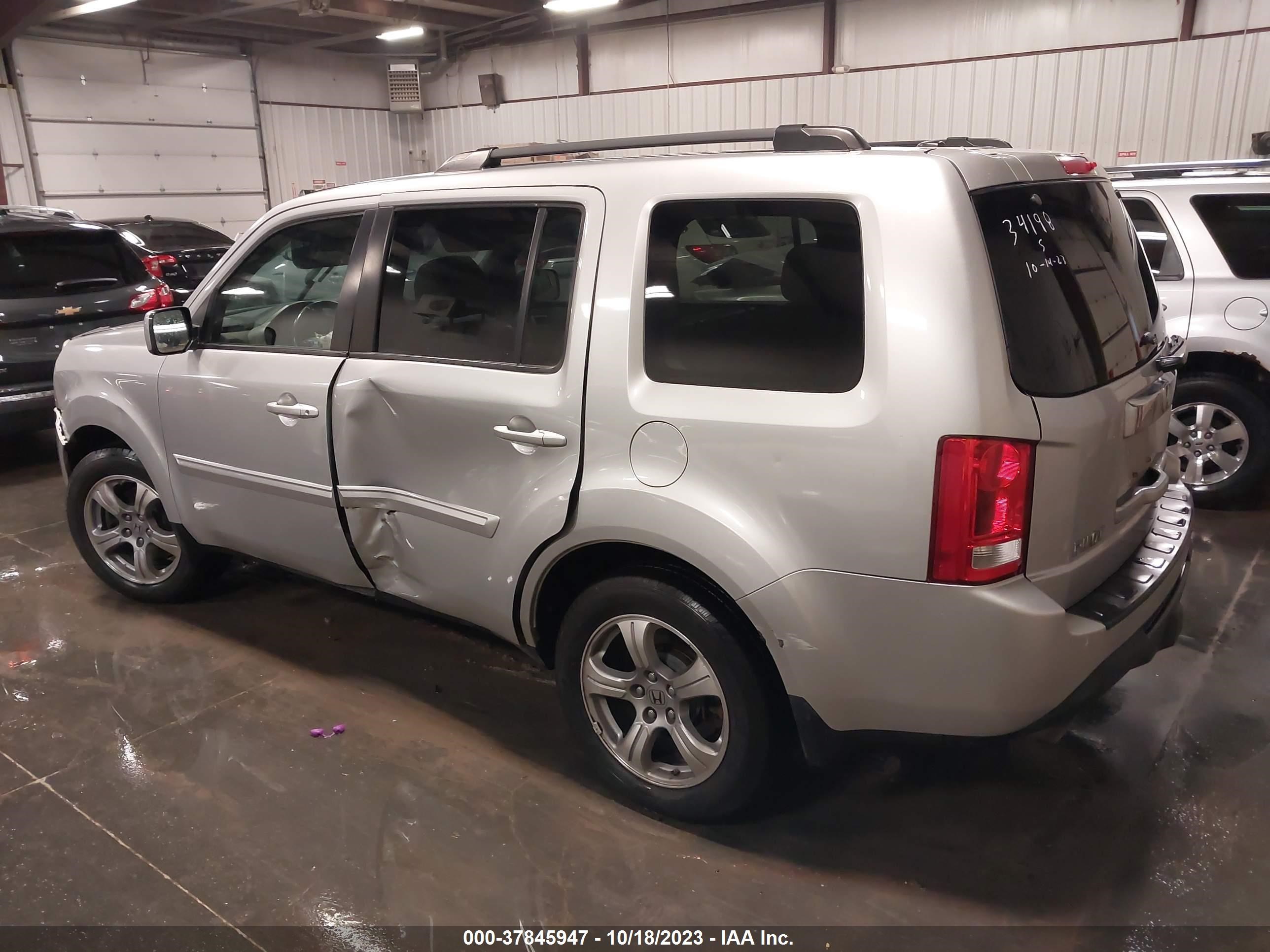 Photo 2 VIN: 5FNYF4H54CB065058 - HONDA PILOT 