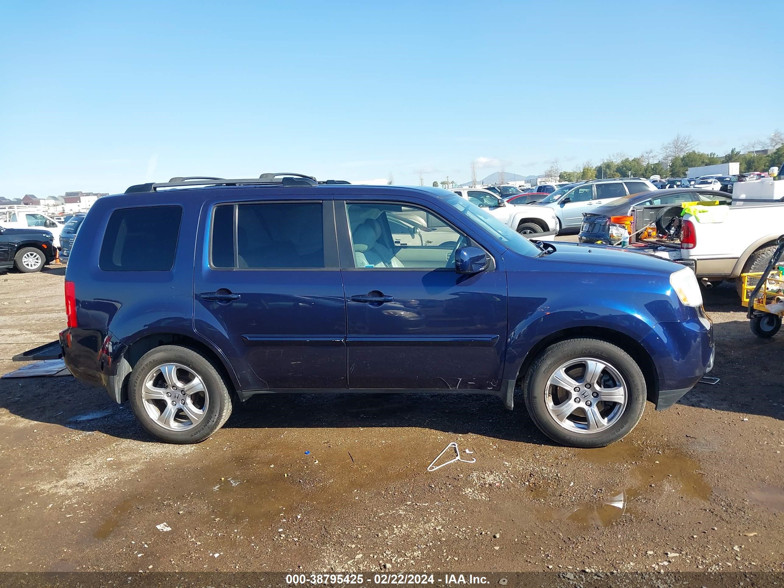 Photo 12 VIN: 5FNYF4H55FB061542 - HONDA PILOT 