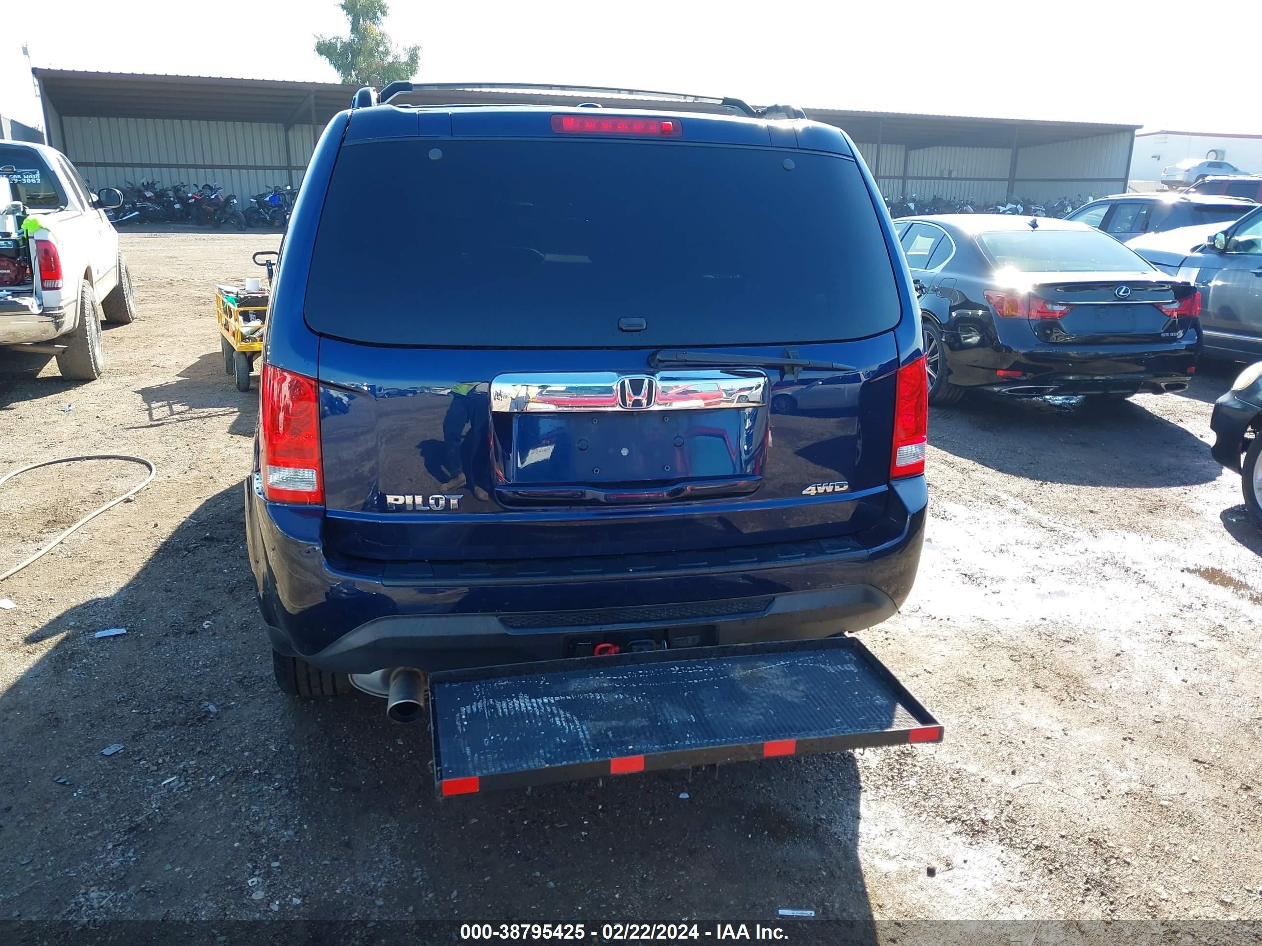 Photo 15 VIN: 5FNYF4H55FB061542 - HONDA PILOT 