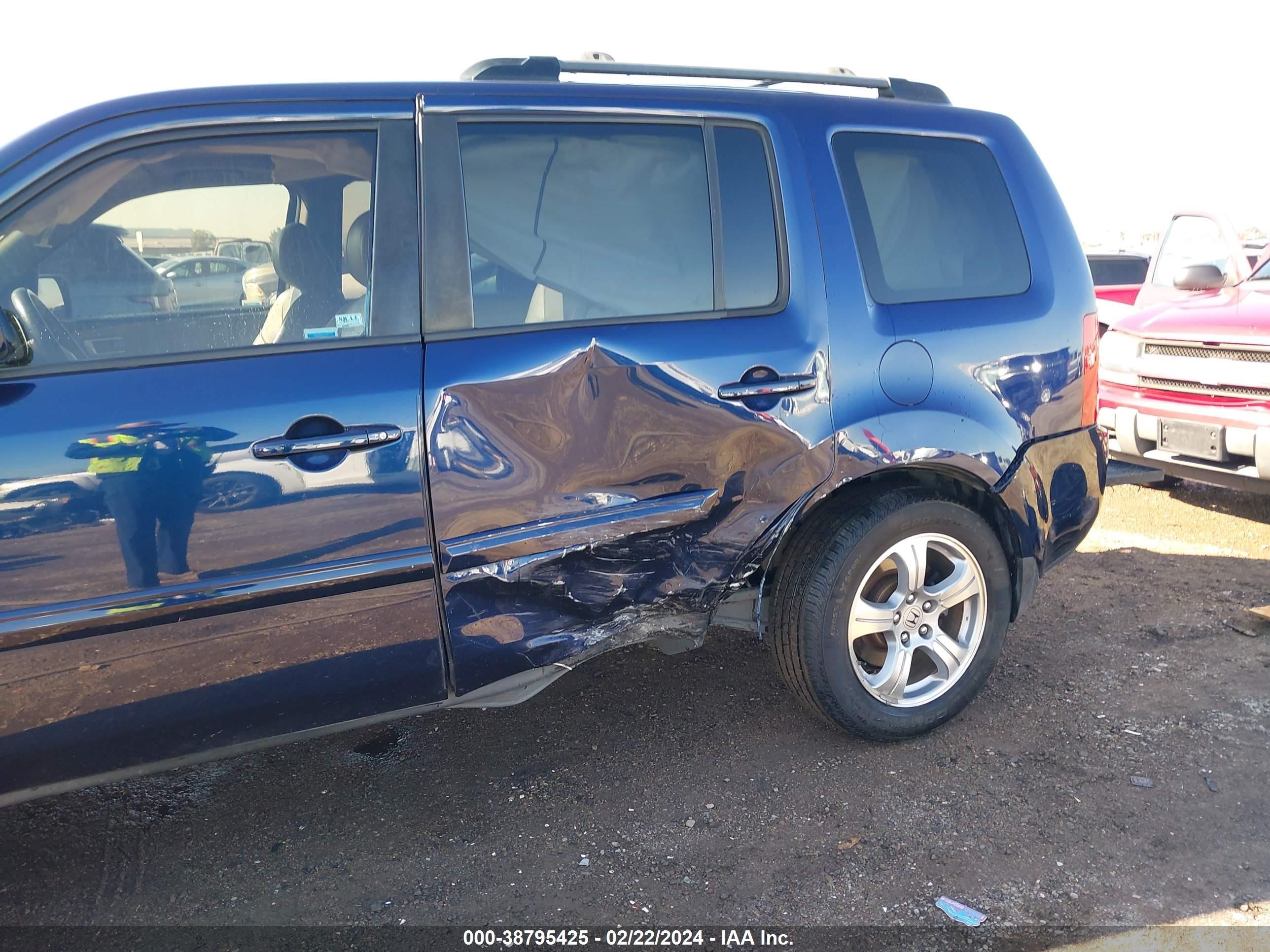 Photo 5 VIN: 5FNYF4H55FB061542 - HONDA PILOT 