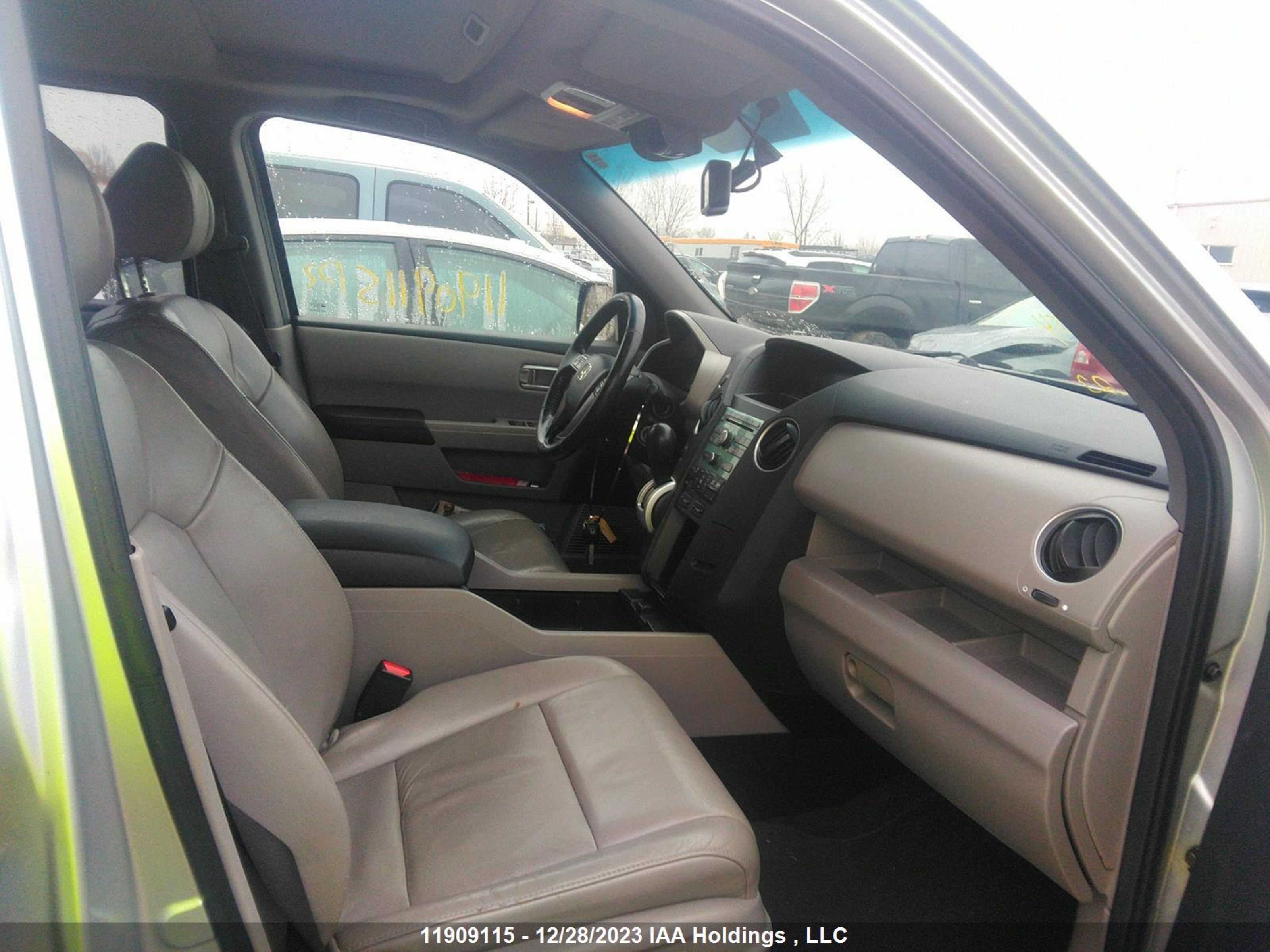 Photo 4 VIN: 5FNYF4H56AB502054 - HONDA PILOT 