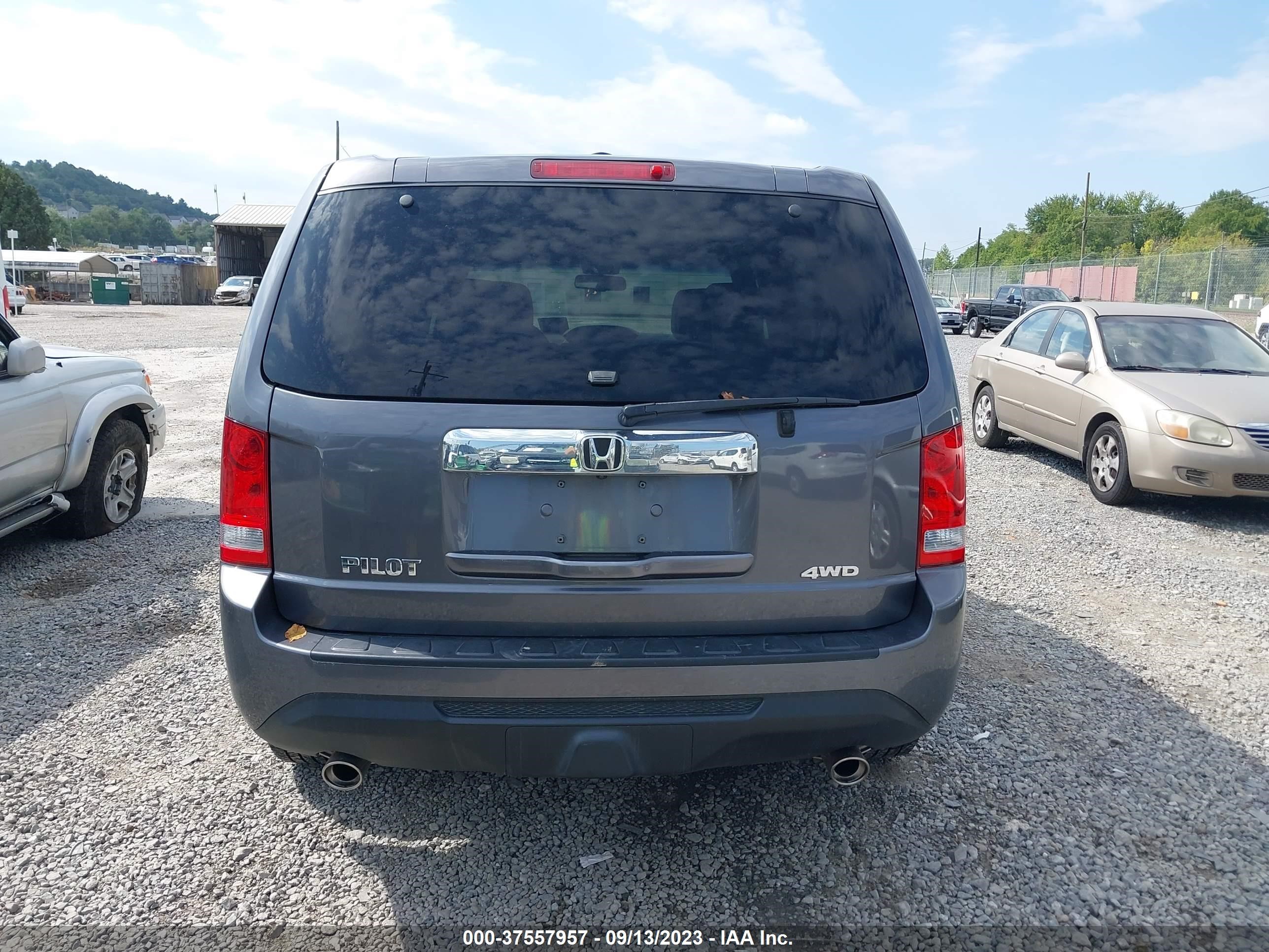 Photo 15 VIN: 5FNYF4H56FB041851 - HONDA PILOT 