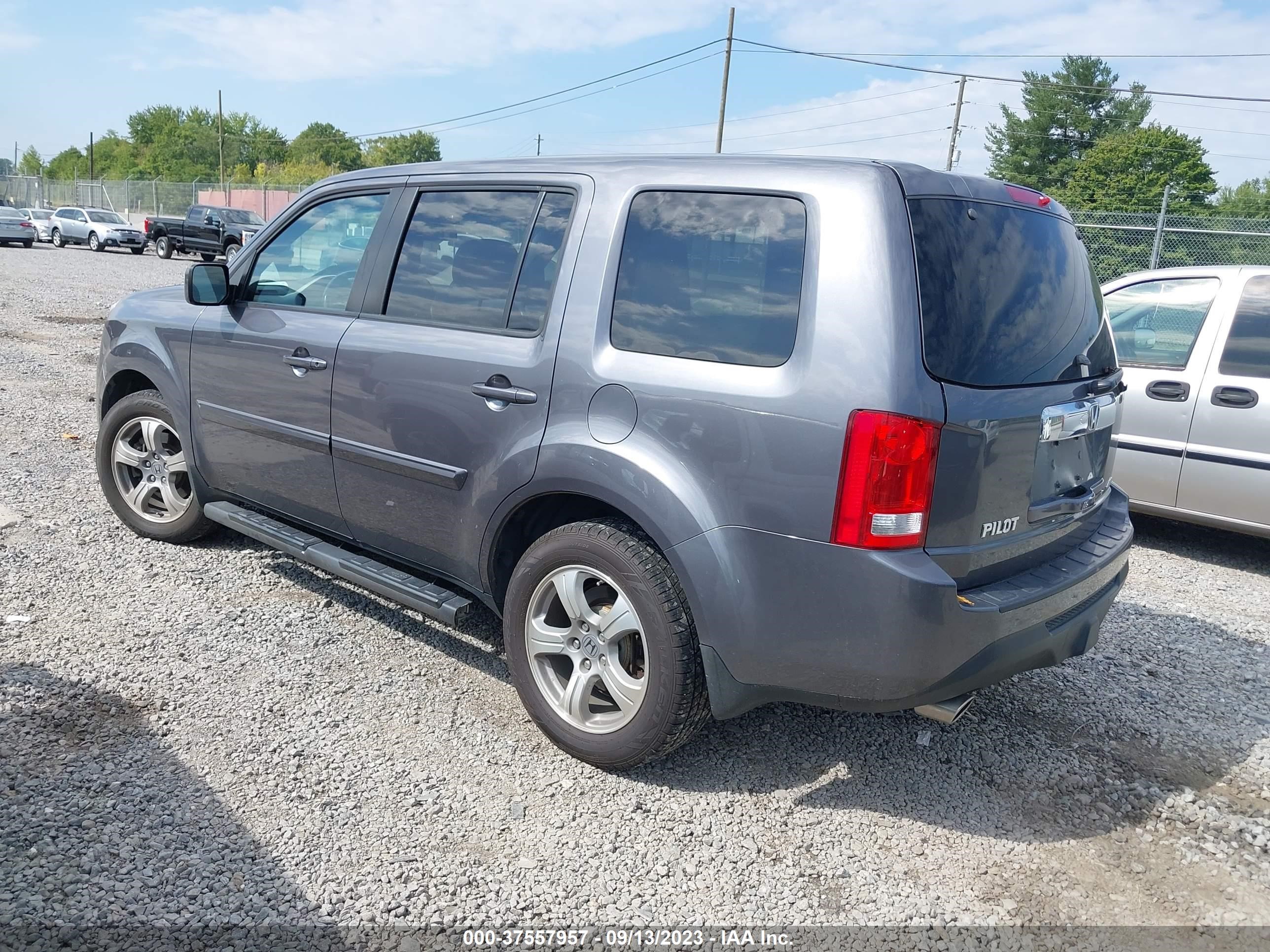 Photo 2 VIN: 5FNYF4H56FB041851 - HONDA PILOT 