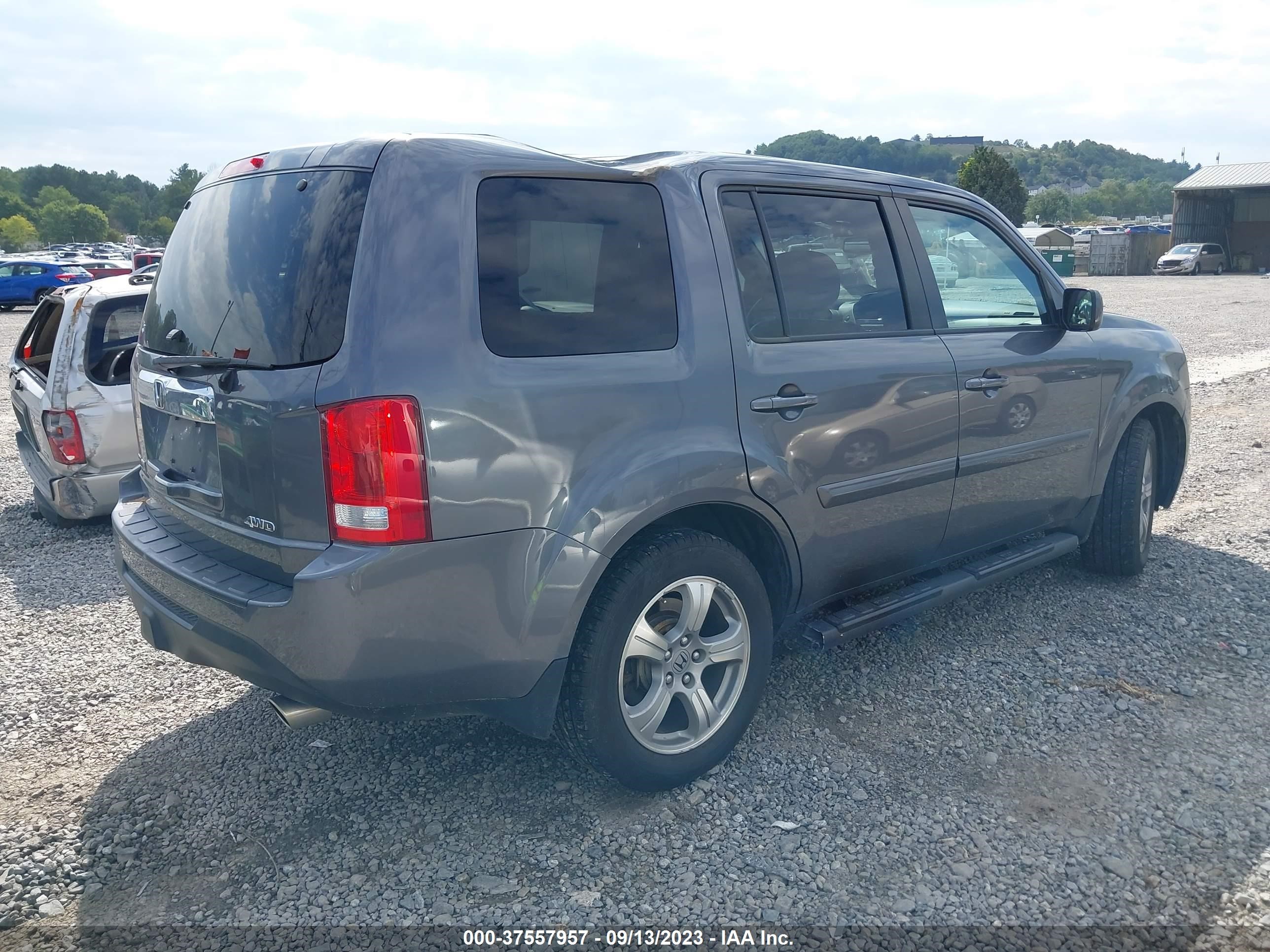 Photo 3 VIN: 5FNYF4H56FB041851 - HONDA PILOT 